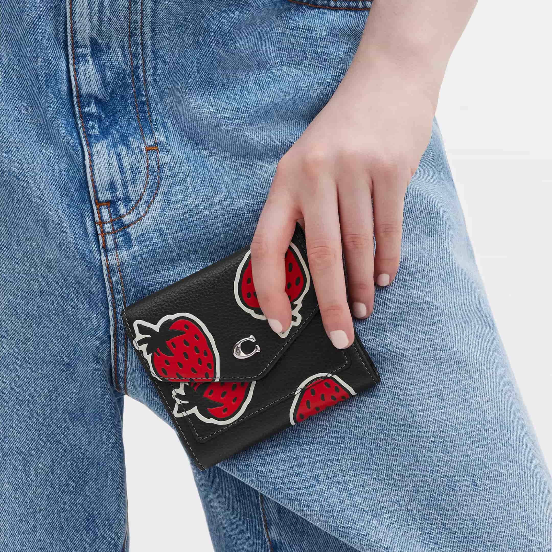 Ví nữ cầm tay Coach Winn Small Wallet Strawberry Print Black CU474 1