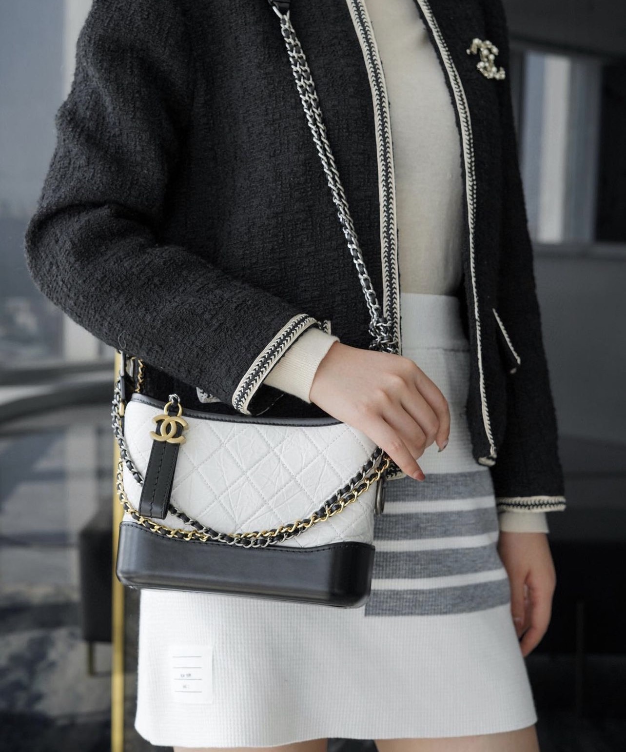 TÚI NỮ CHANEL AGED CALFSKIN QUILTED SMALL GABRIELLE HOBO WHITE BLACK 4