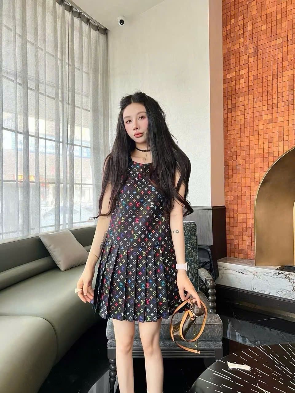 Áo đầm nữ sát nách cổ tròn xếp ly LV 1