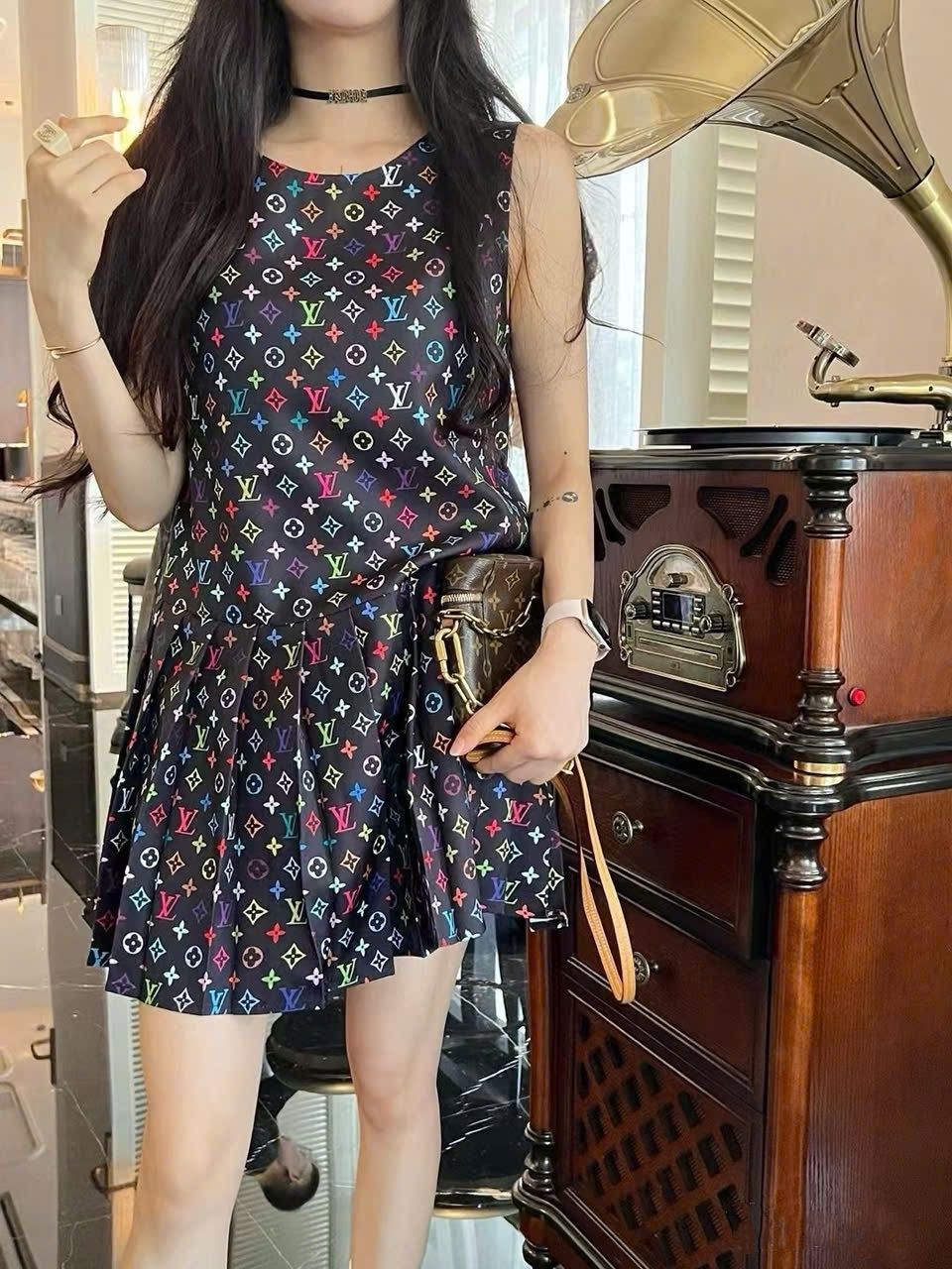 Áo đầm nữ sát nách cổ tròn xếp ly LV 2