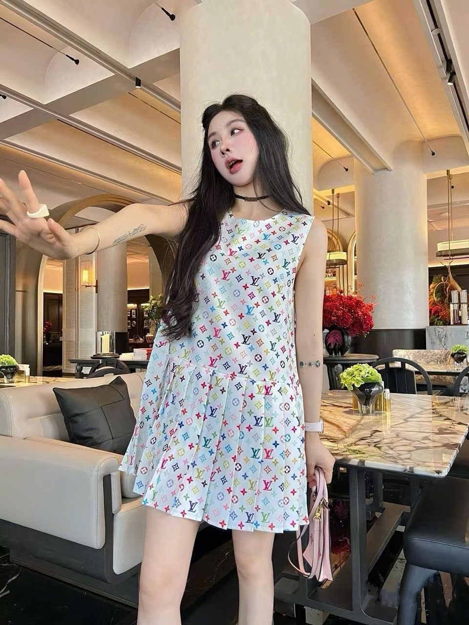 Áo đầm nữ sát nách cổ tròn xếp ly LV 4