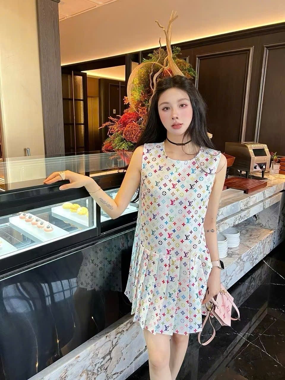 Áo đầm nữ sát nách cổ tròn xếp ly LV 5