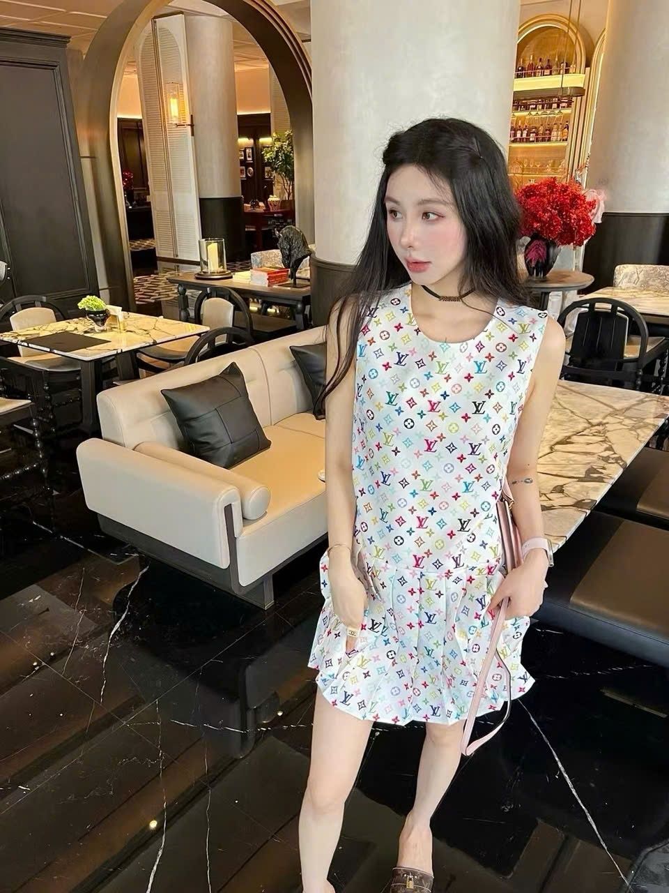 Áo đầm nữ sát nách cổ tròn xếp ly LV 7
