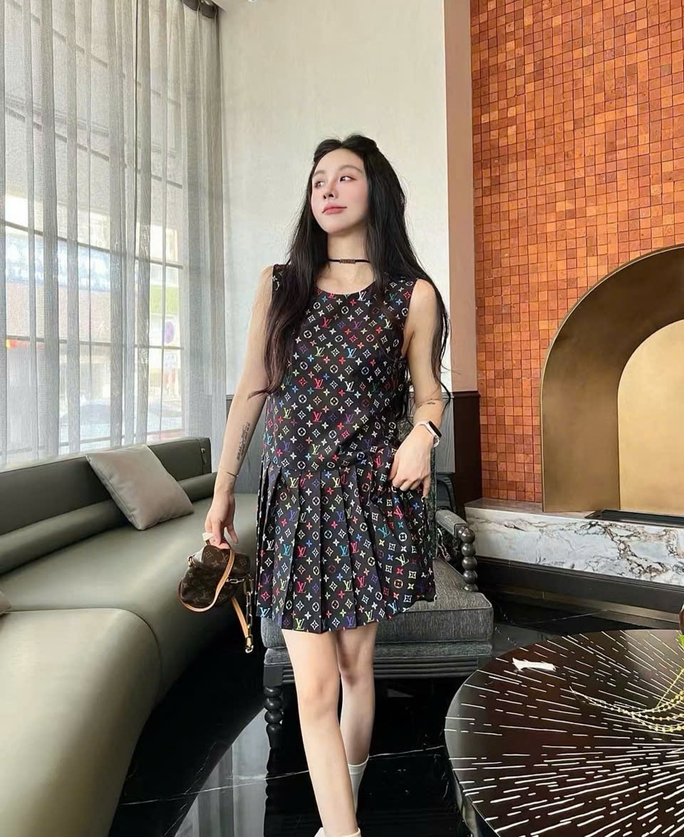 Áo đầm nữ sát nách cổ tròn xếp ly LV 8