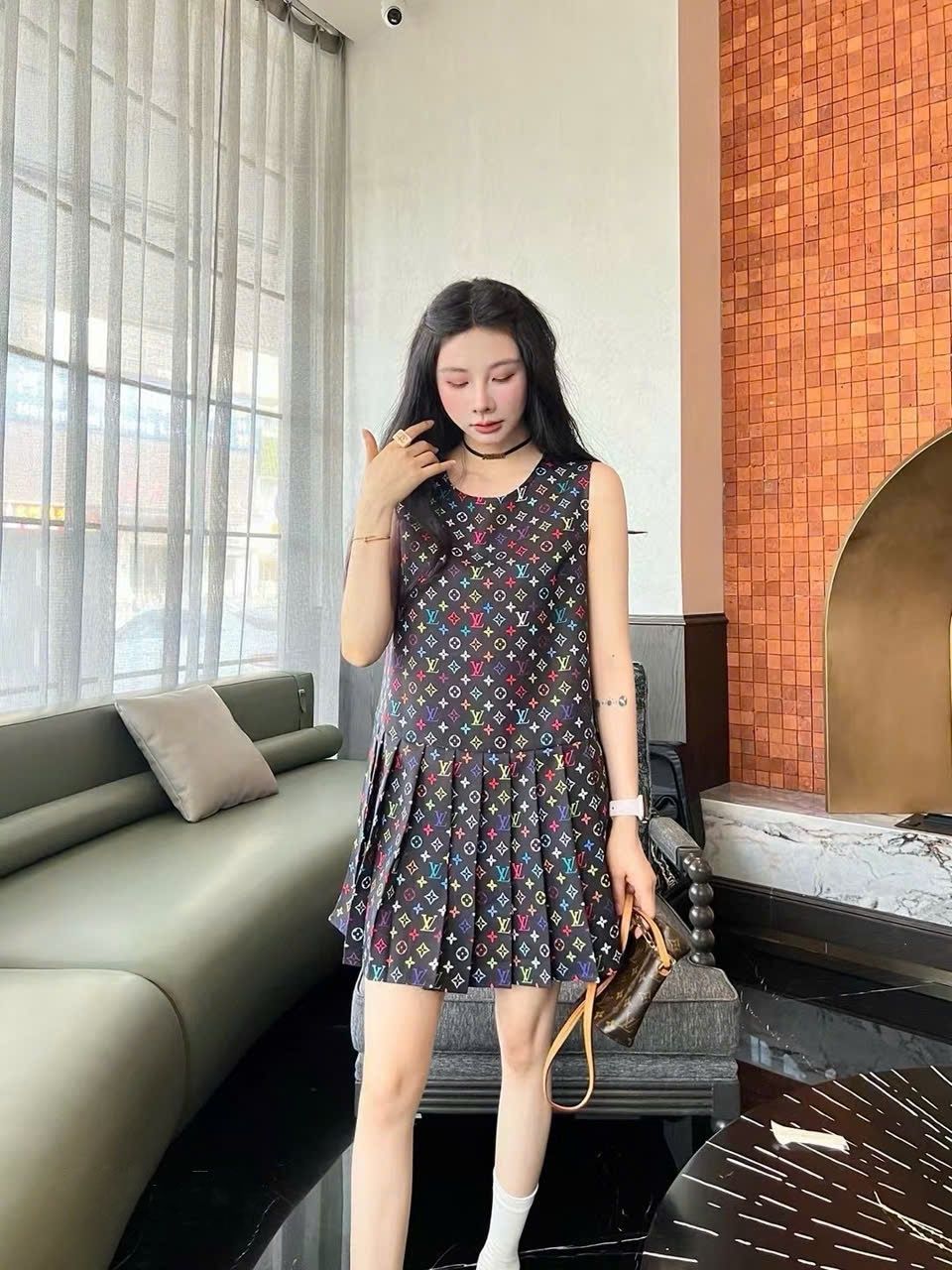 Áo đầm nữ sát nách cổ tròn xếp ly LV 9