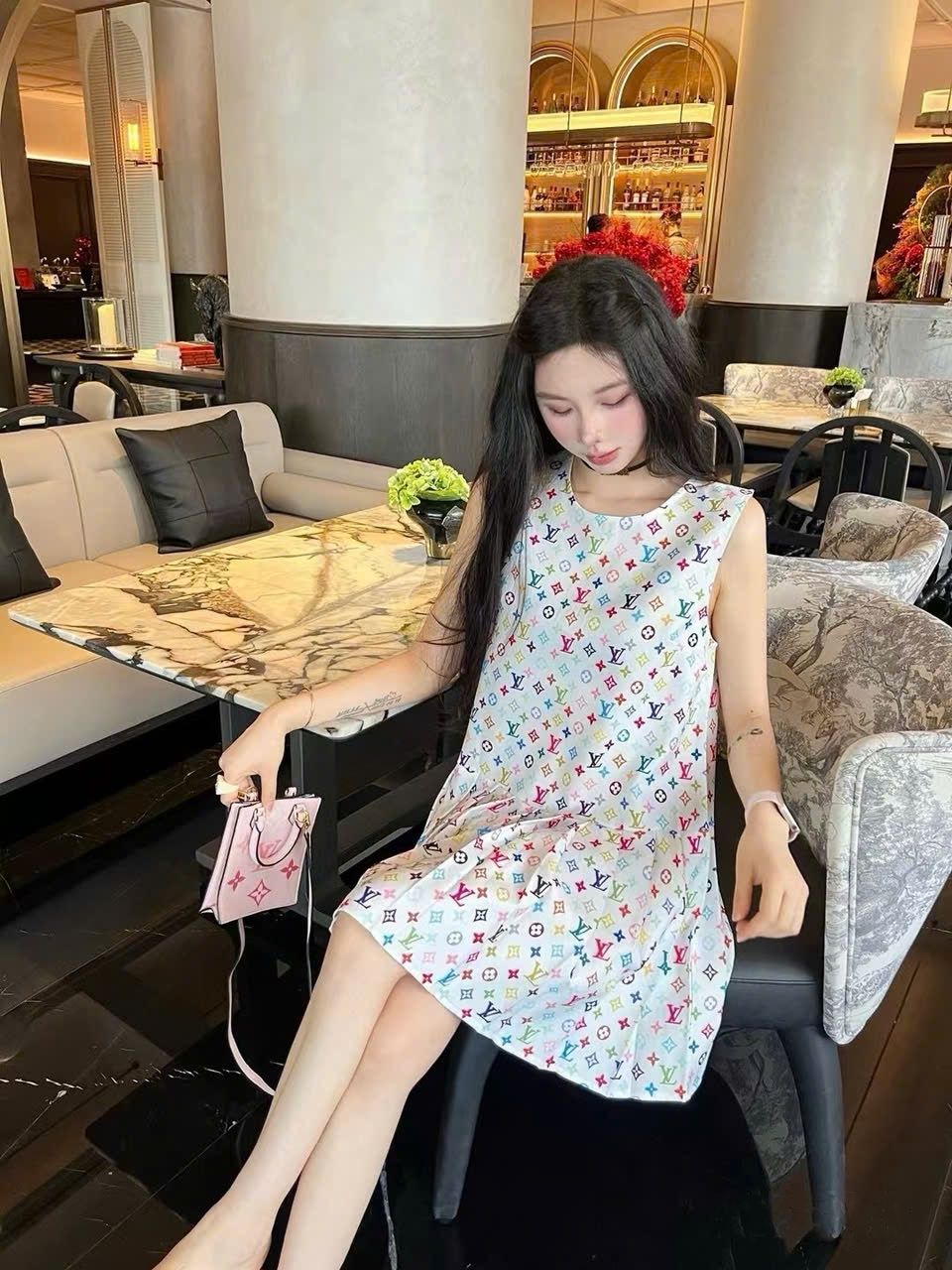 Áo đầm nữ sát nách cổ tròn xếp ly LV 10