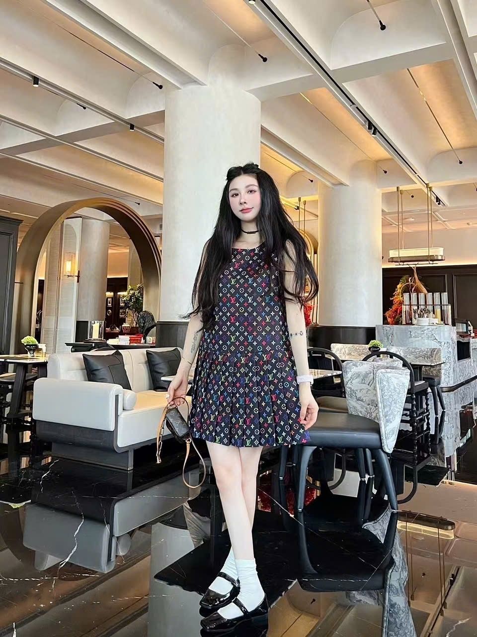Áo đầm nữ sát nách cổ tròn xếp ly LV 11