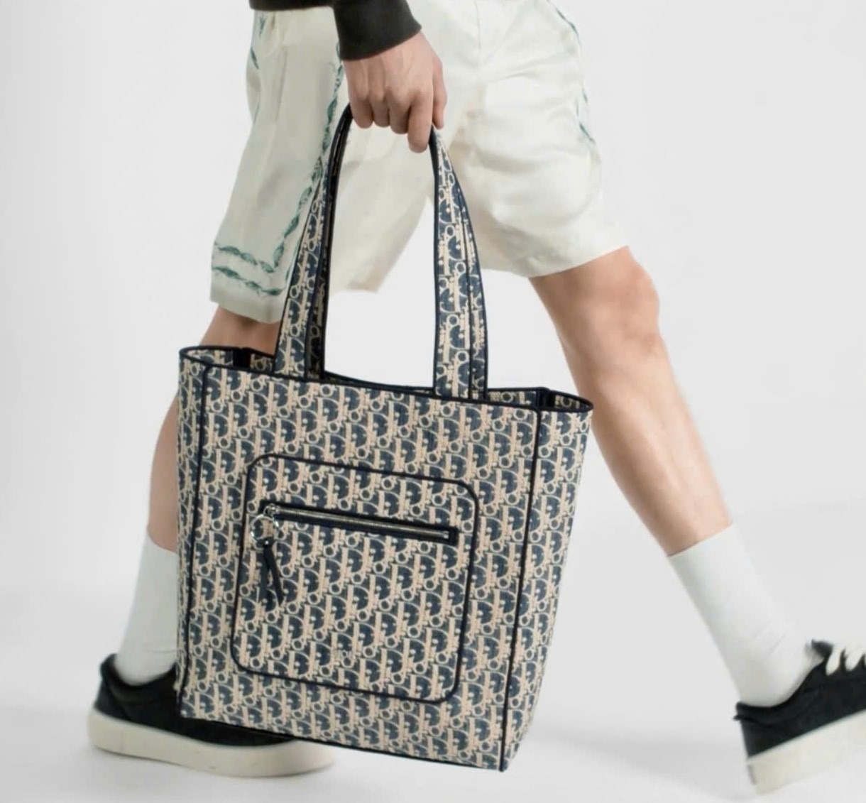 Túi xách Dior Blue and Beige Raffia-Effect Dior Oblique Denim Tote Bag 2