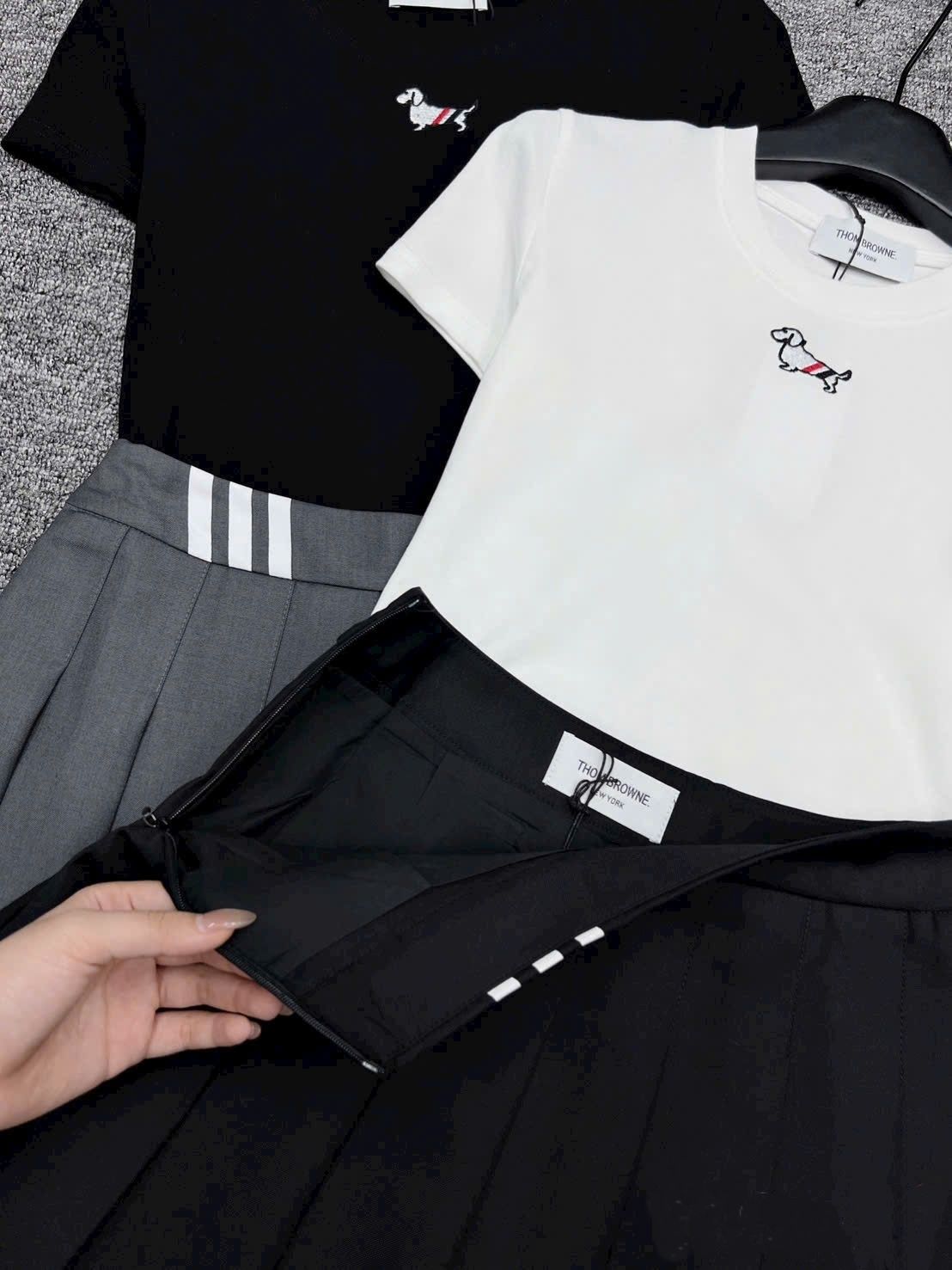 Combo áo thun váy xếp ly Thom Browne 3