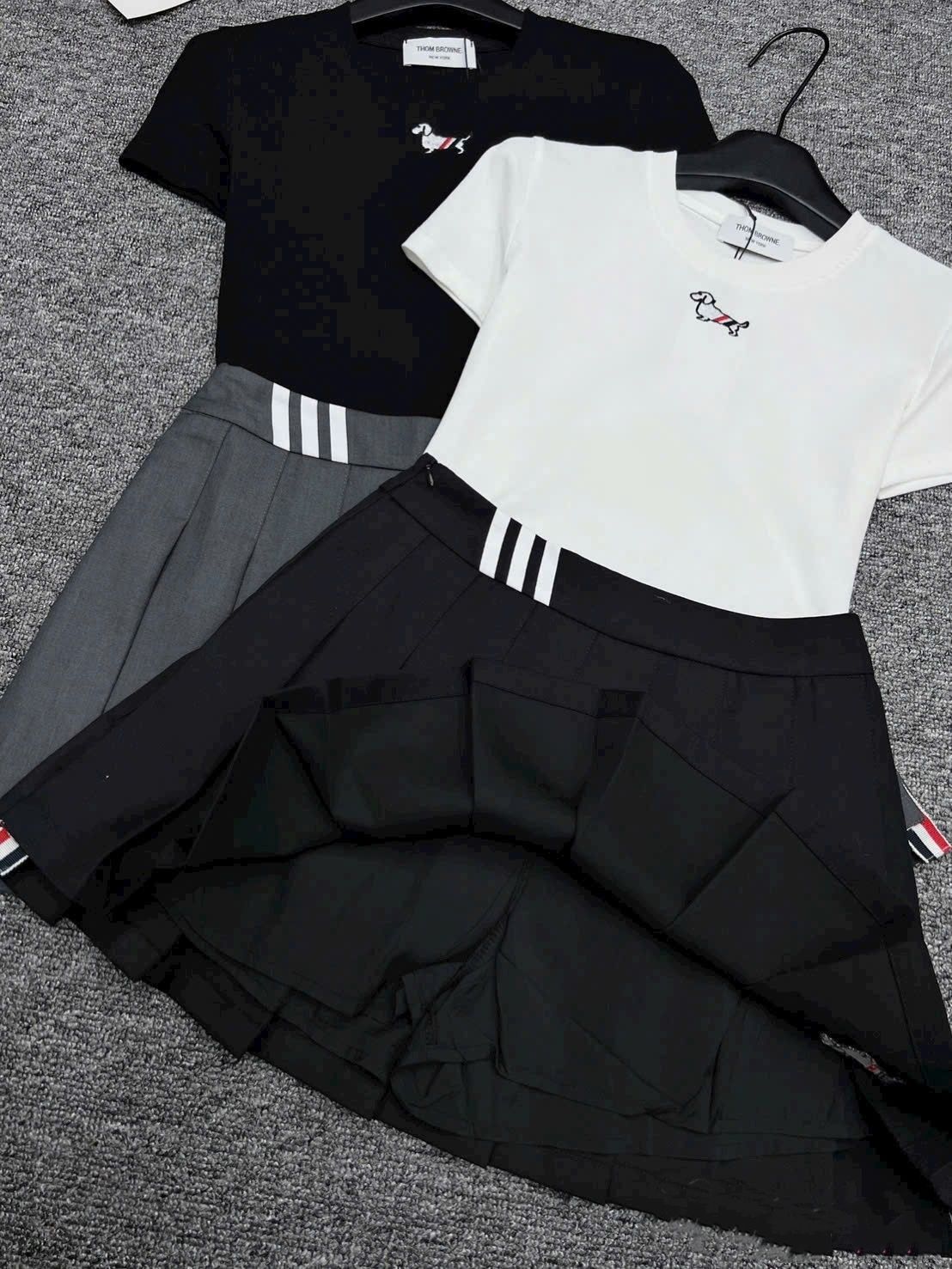 Combo áo thun váy xếp ly Thom Browne 8