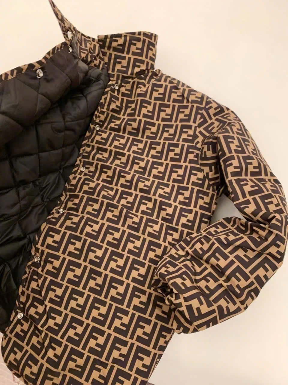 Áo phao Fendi hai mặt nâu và đen 6