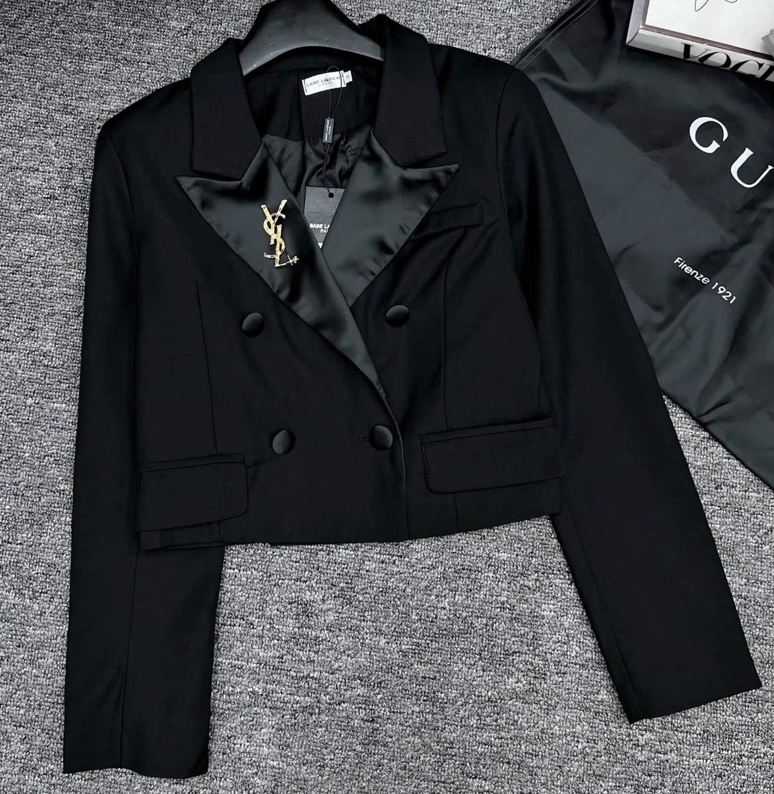 Áo khoác nữ phom ngắn tay dài đen YSL 2