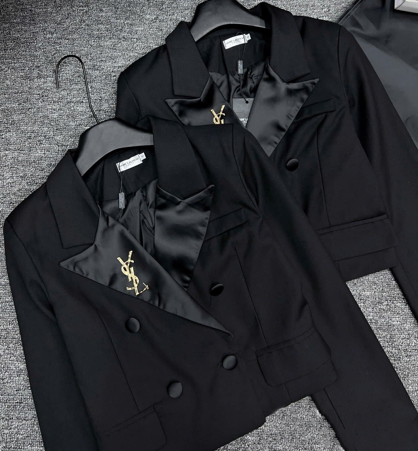 Áo khoác nữ phom ngắn tay dài đen YSL 3
