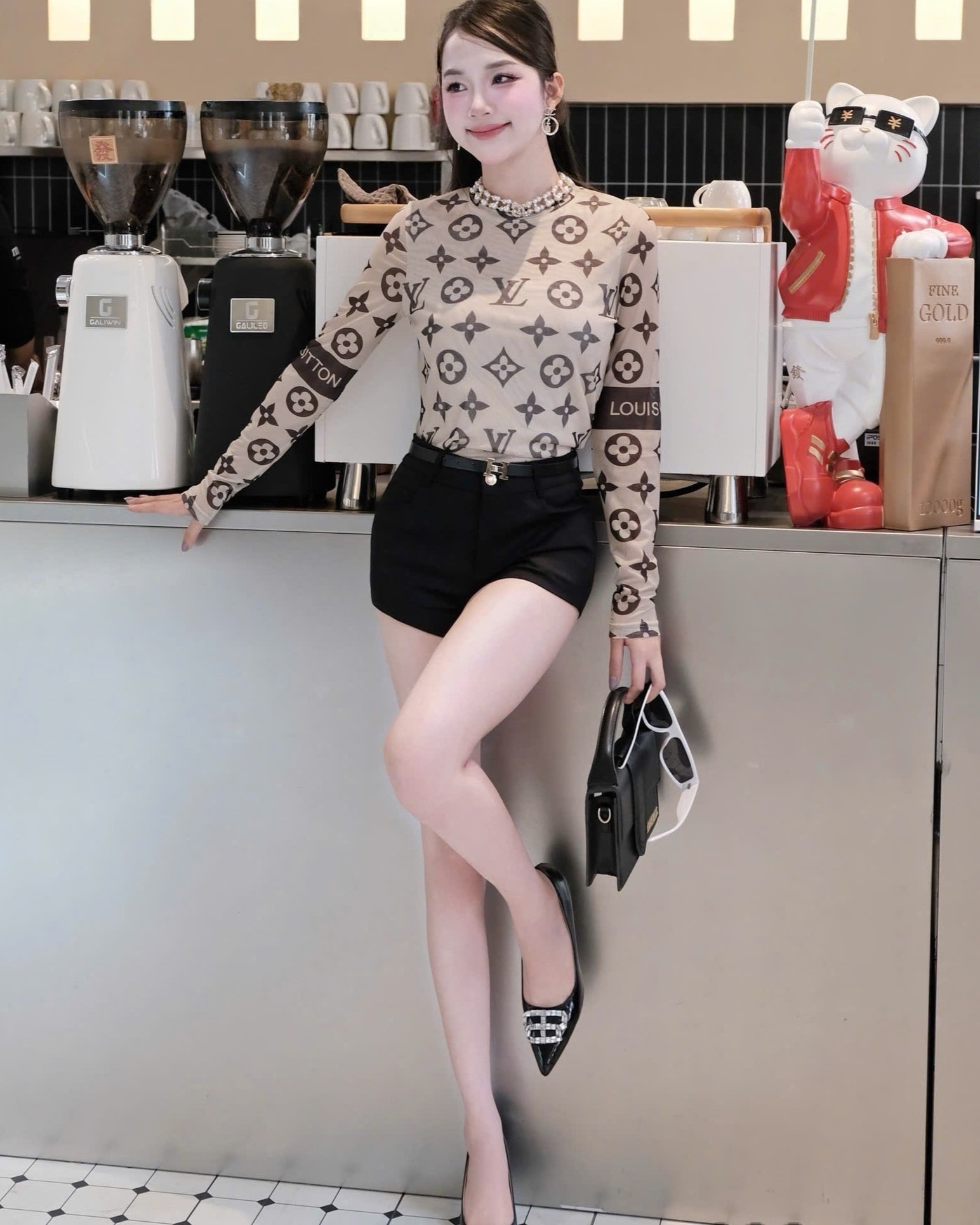 Áo thun dáng ôm tay dài cổ tròn họa tiết LV 8