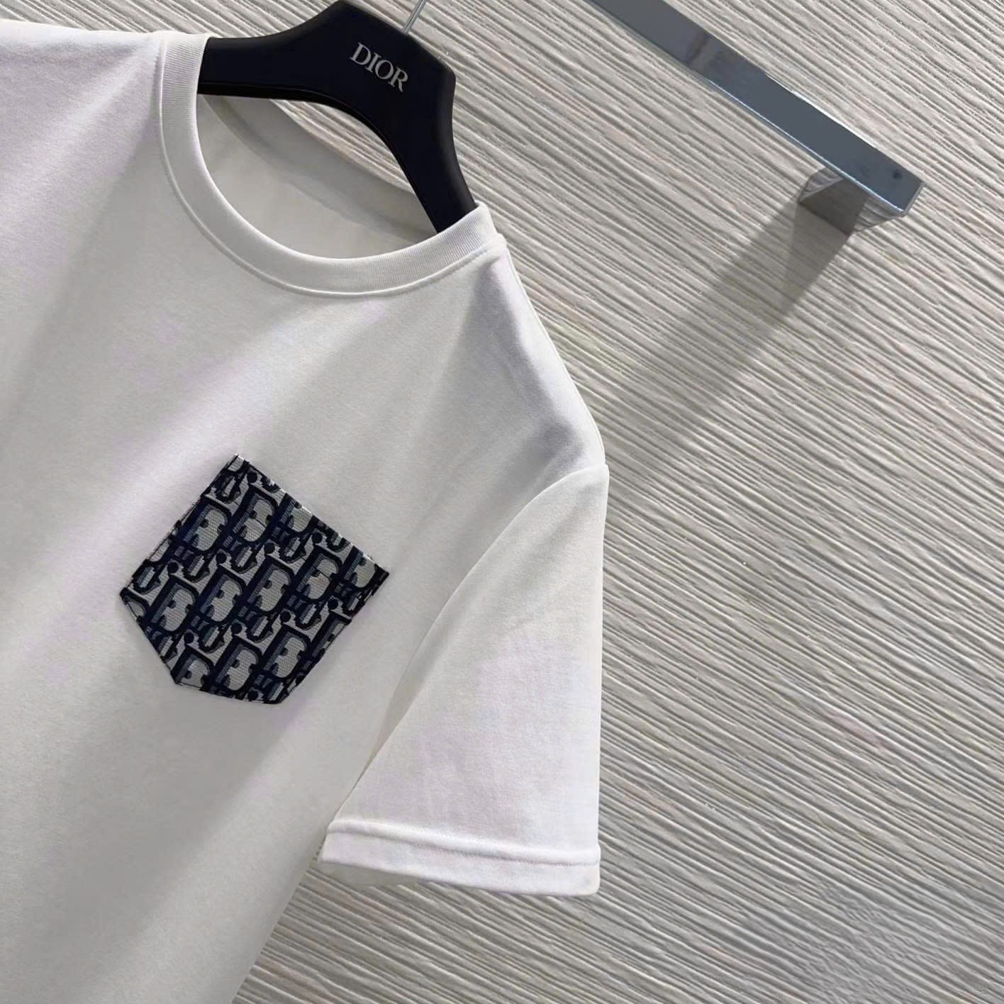 Combo áo thun trắng quần short vải Dior 2