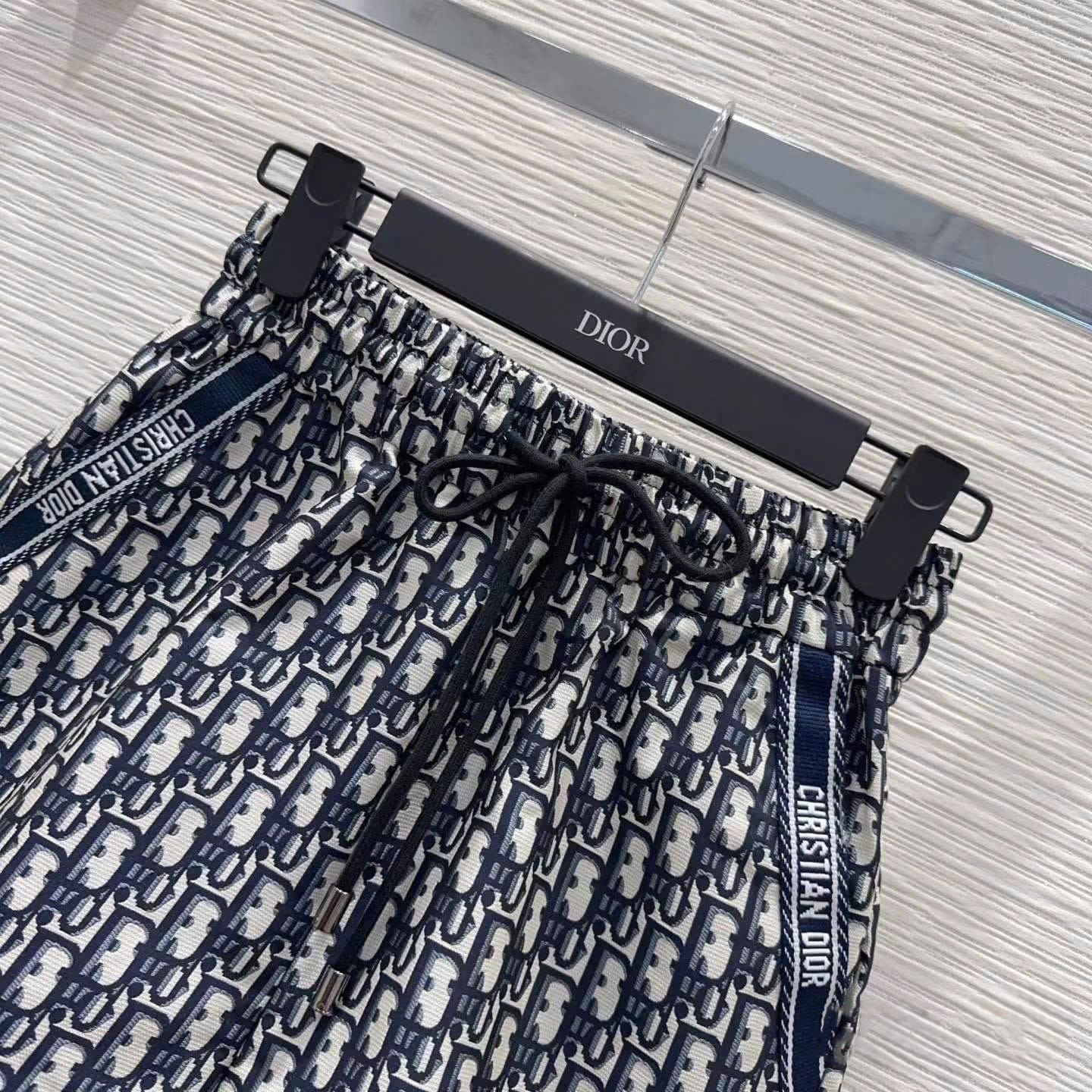 Combo áo thun trắng quần short vải Dior 9