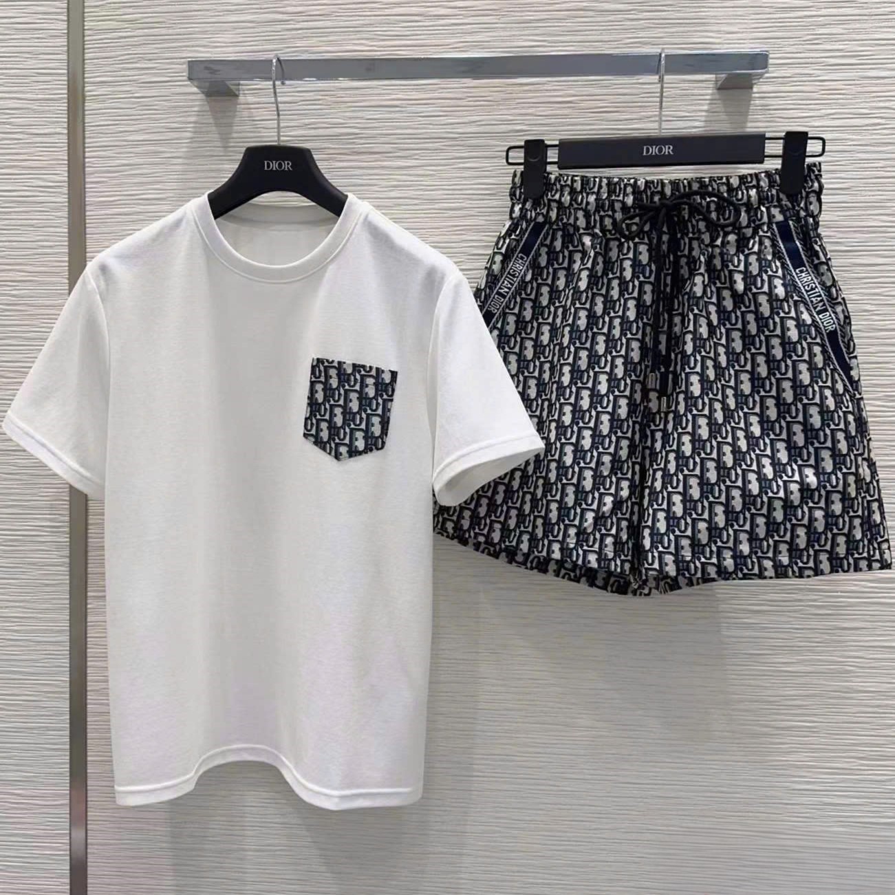 Combo áo thun trắng quần short vải Dior 12
