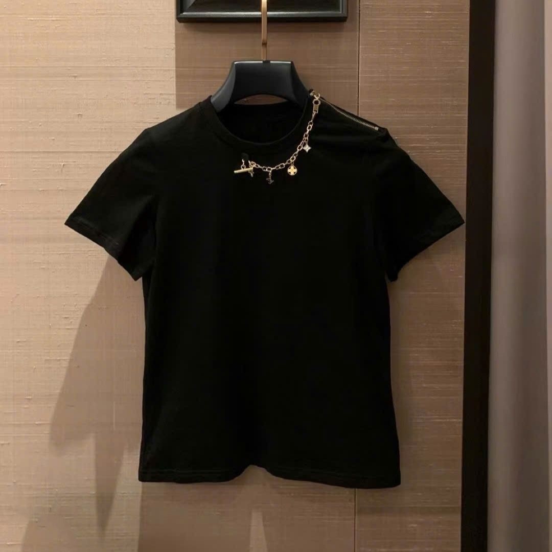 Combo áo phông đen kèm charm cổ và quần short trắng nữ LV 1