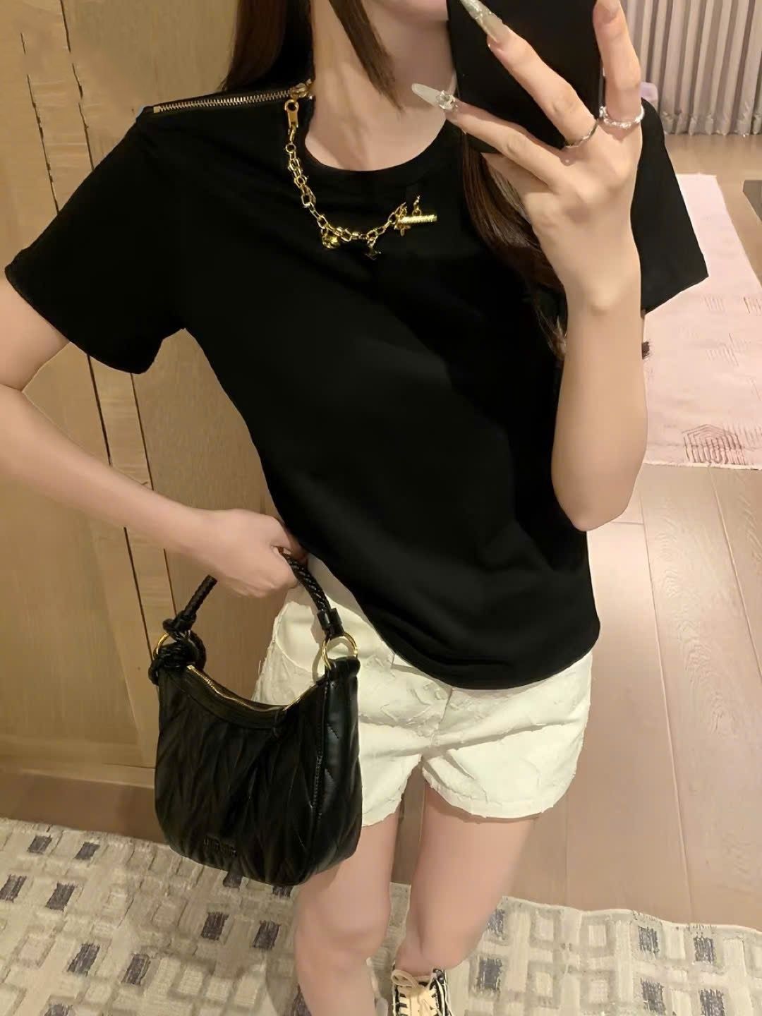 Combo áo phông đen kèm charm cổ và quần short trắng nữ LV 2