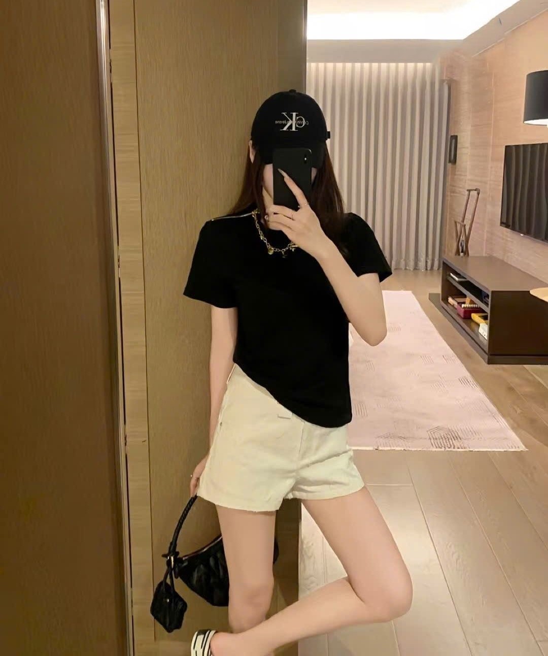 Combo áo phông đen kèm charm cổ và quần short trắng nữ LV 3