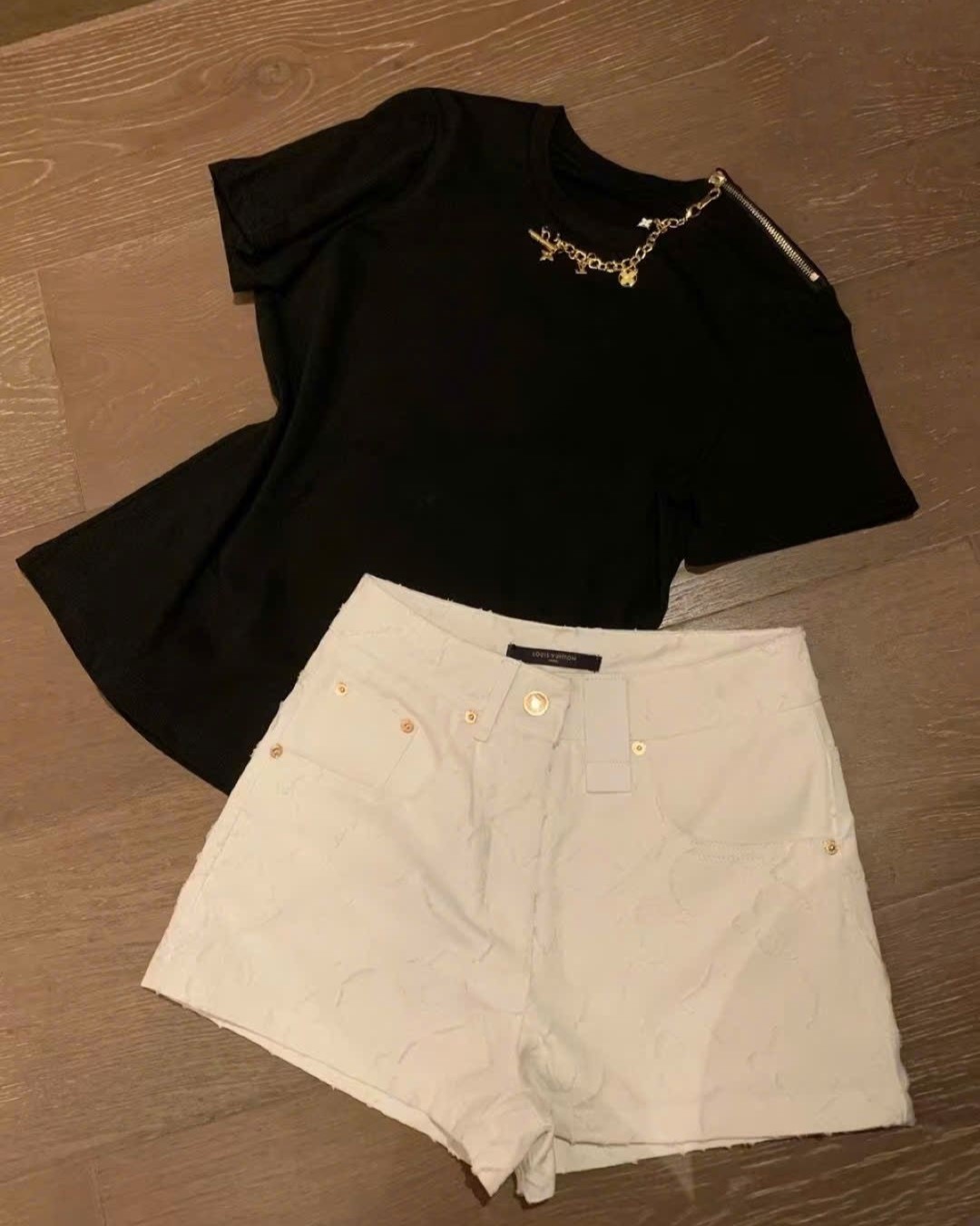 Combo áo phông đen kèm charm cổ và quần short trắng nữ LV 6