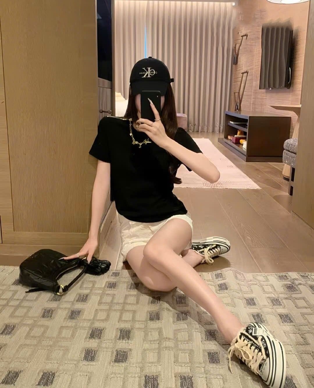 Combo áo phông đen kèm charm cổ và quần short trắng nữ LV 5
