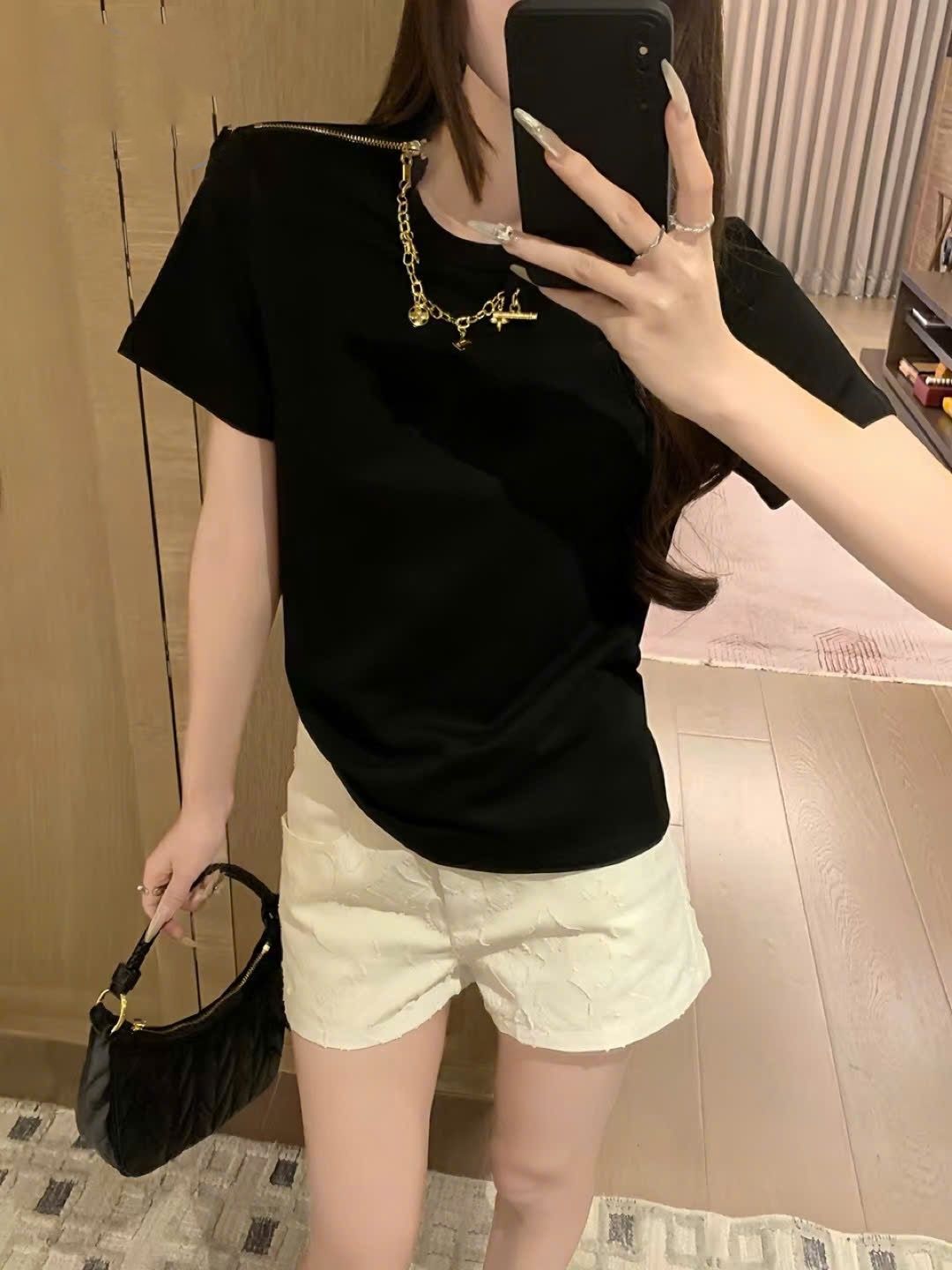 Combo áo phông đen kèm charm cổ và quần short trắng nữ LV 8