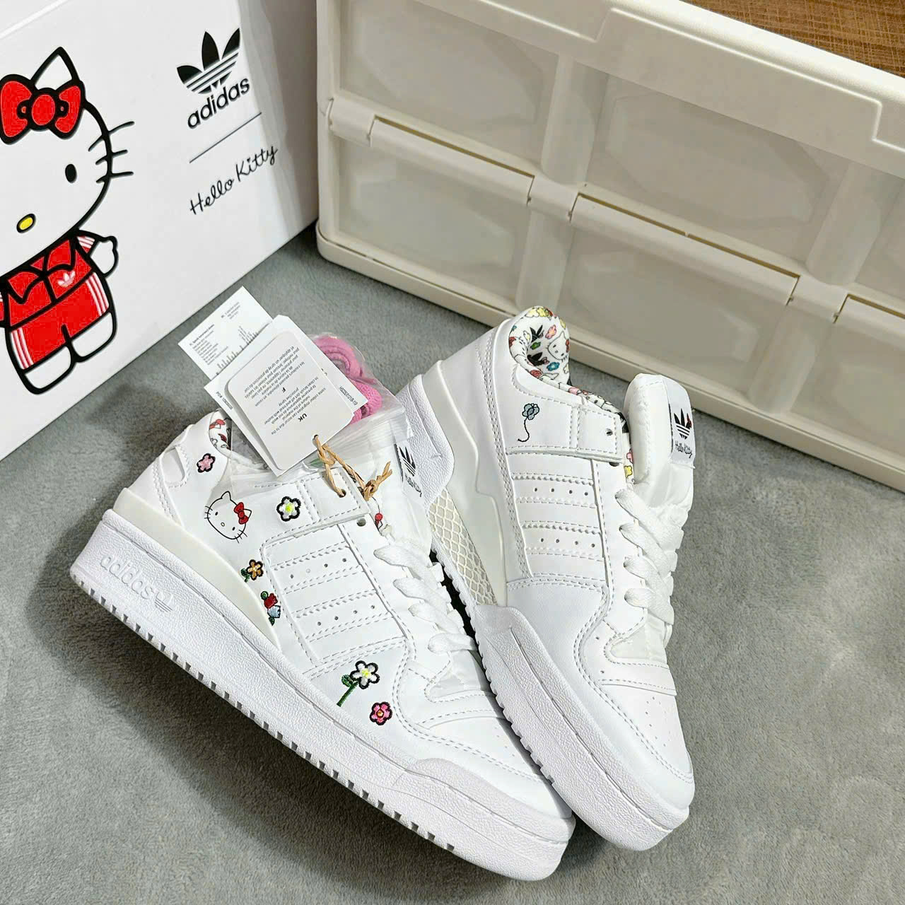 Giày thể thao Adidas x Hello Kitty Forum Low Cloud White Core Black IG030 1