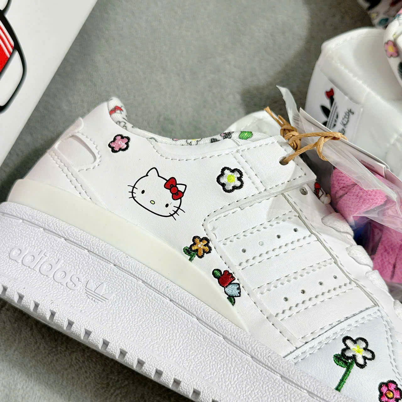 Giày thể thao Adidas x Hello Kitty Forum Low Cloud White Core Black IG030 3