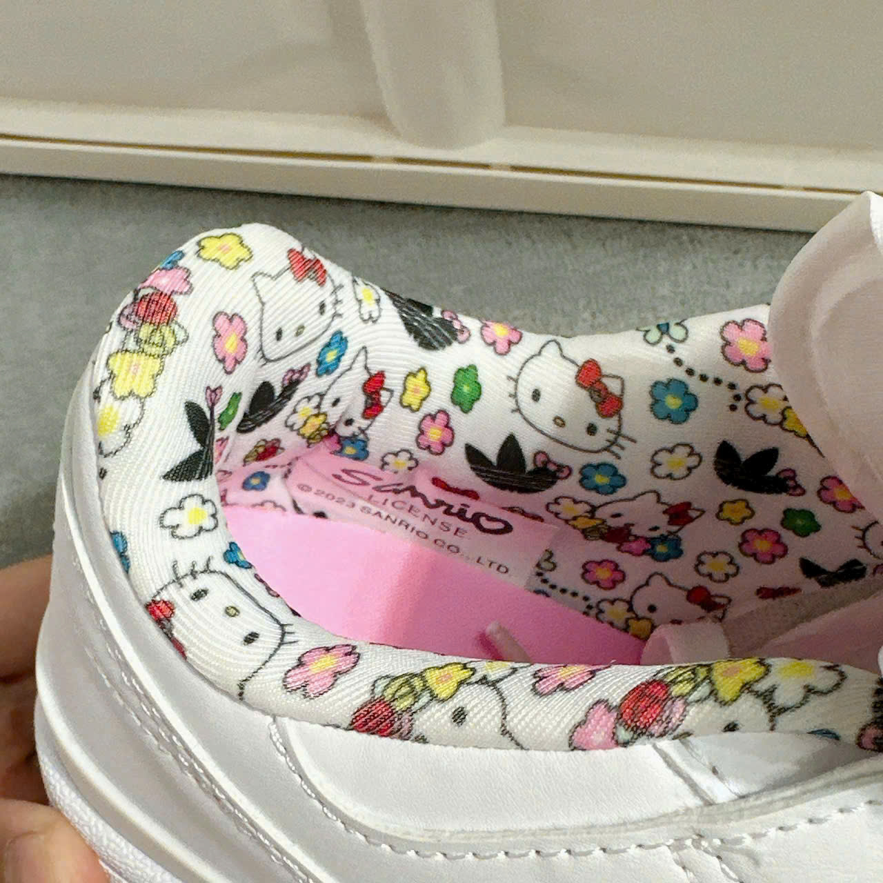 Giày thể thao Adidas x Hello Kitty Forum Low Cloud White Core Black IG030 9