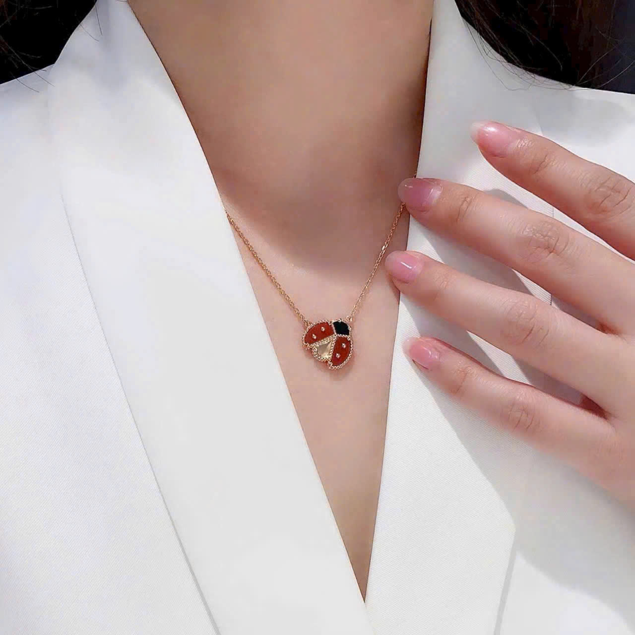 Dây Chuyền nữ con bọ rùa Van Cleef & Arpels Lucky Spring Pendant Open Wings Ladybug Rose Gold Carnelian VCARP9X000 7