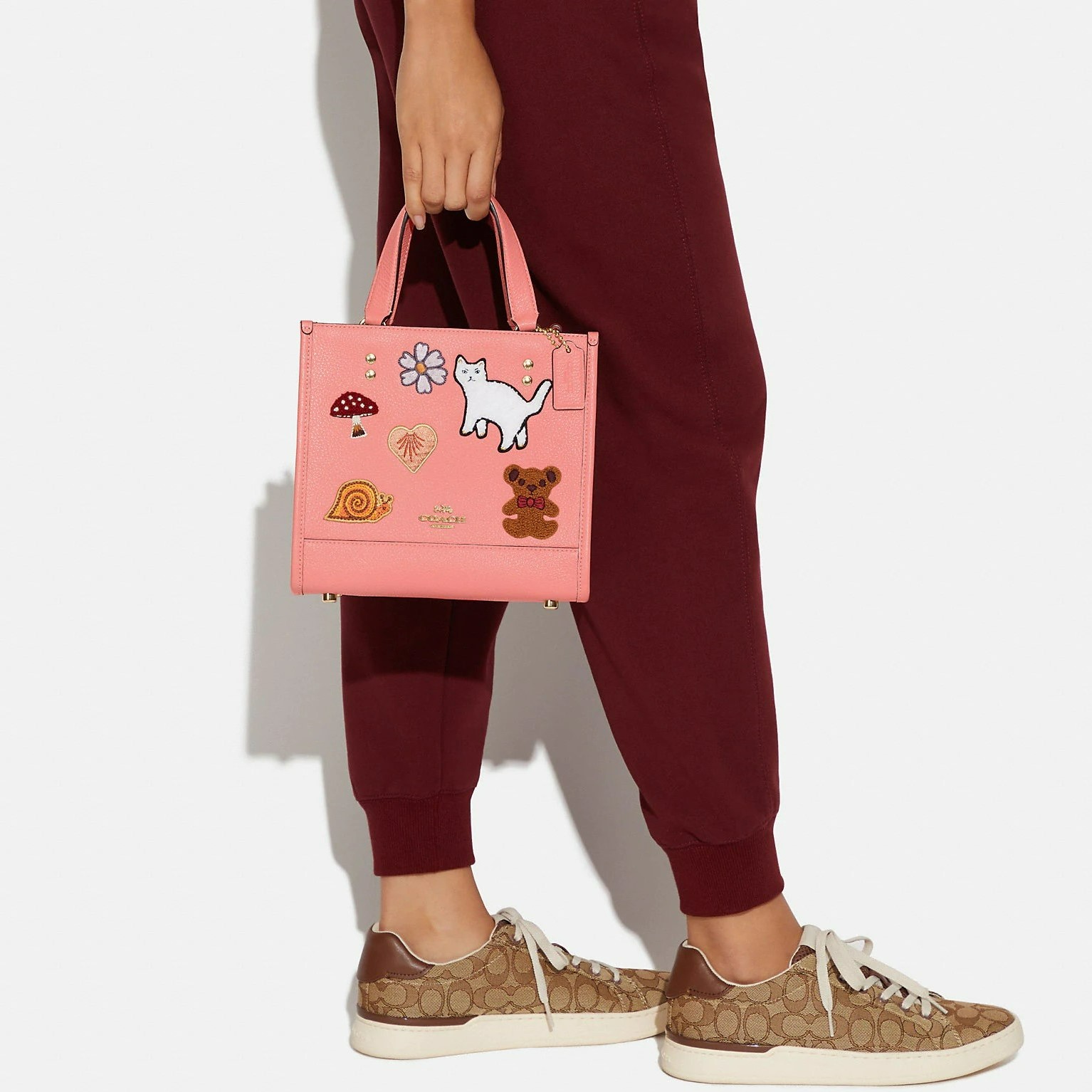 TÚI ĐEO CHÉO COACH DEMPSEY TOTE 22 WITH CREATURE PATCHES 1