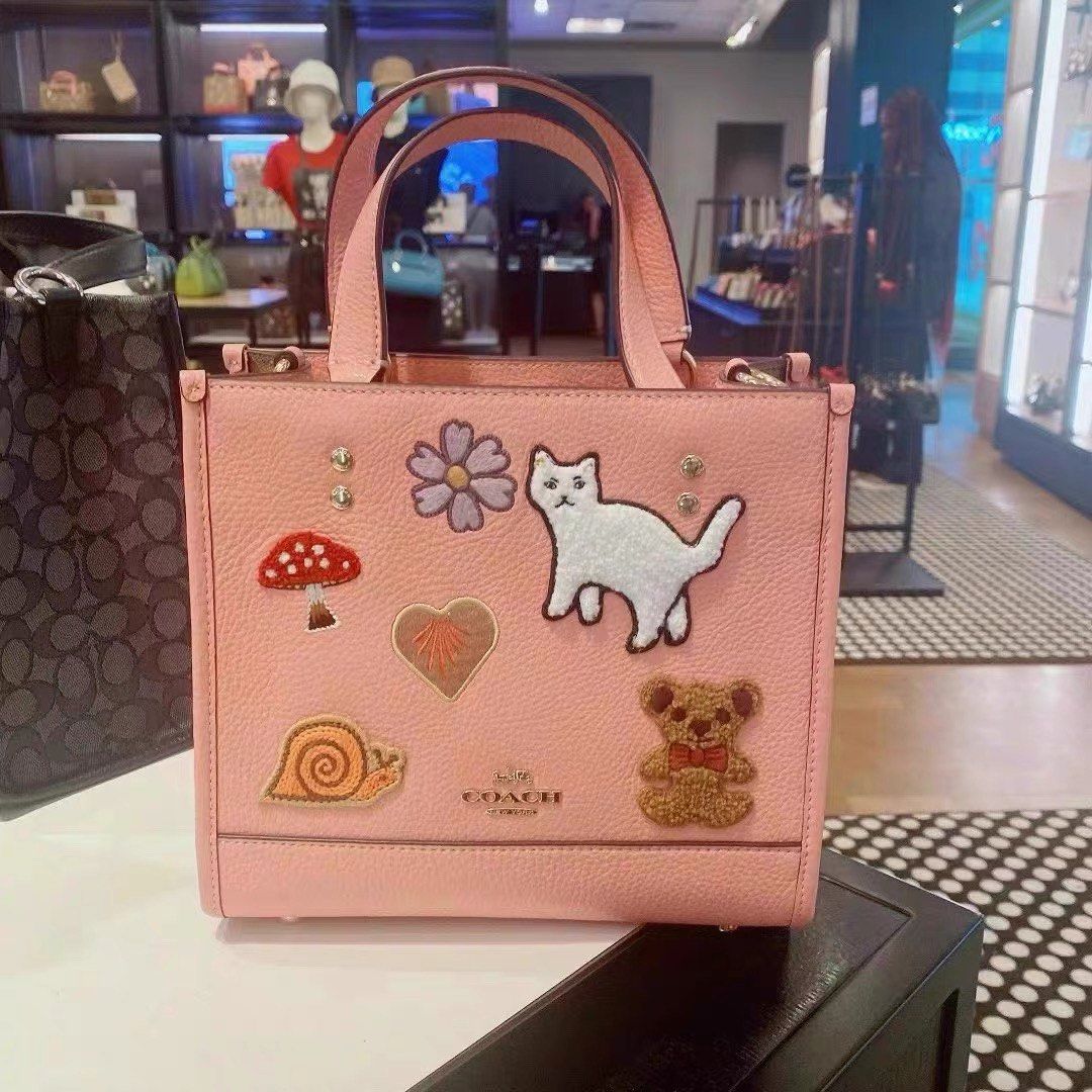 TÚI ĐEO CHÉO COACH DEMPSEY TOTE 22 WITH CREATURE PATCHES 7