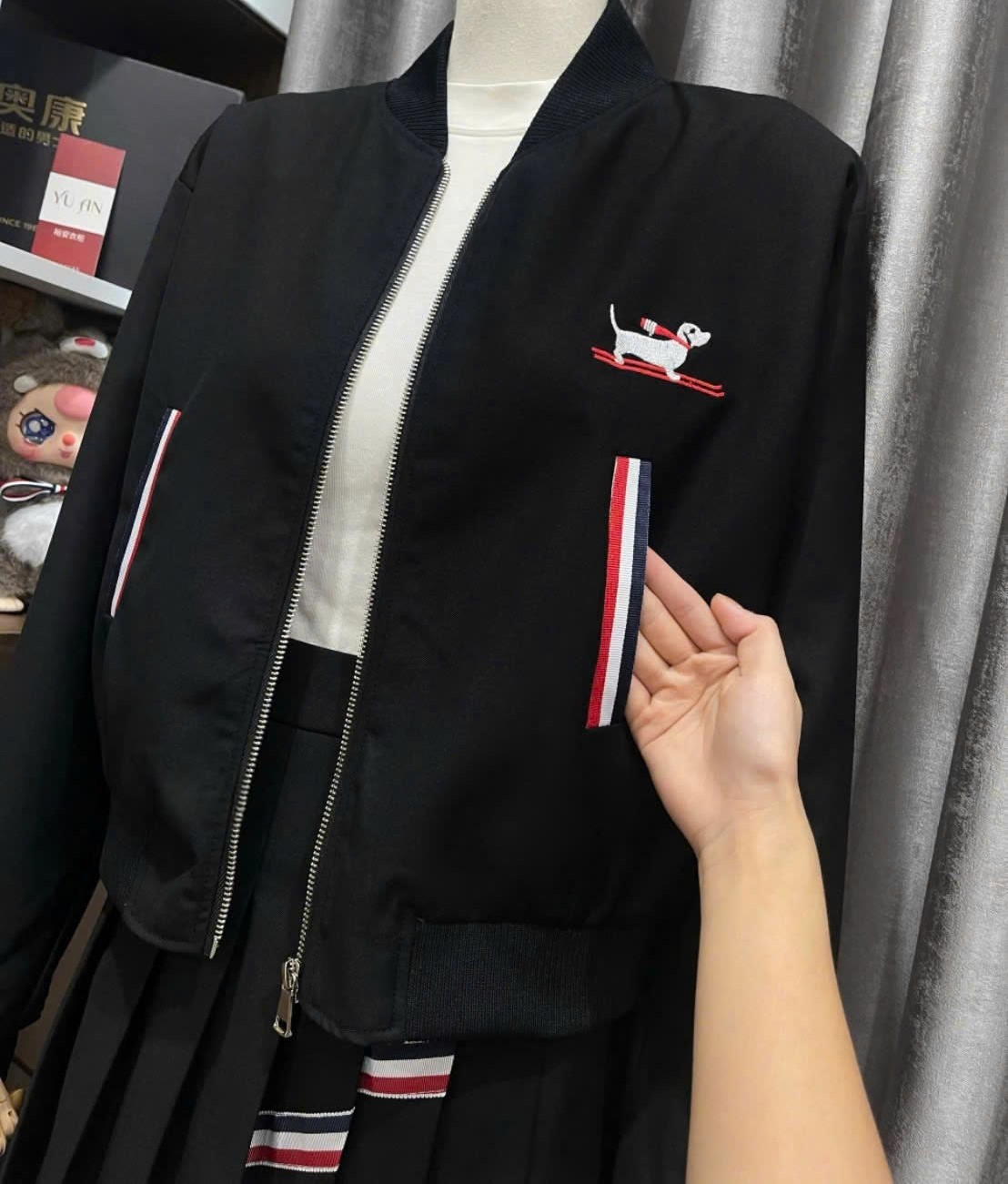 Combo áo khoác váy ngắn xếp ly họa tiết chó Thom Browne 2