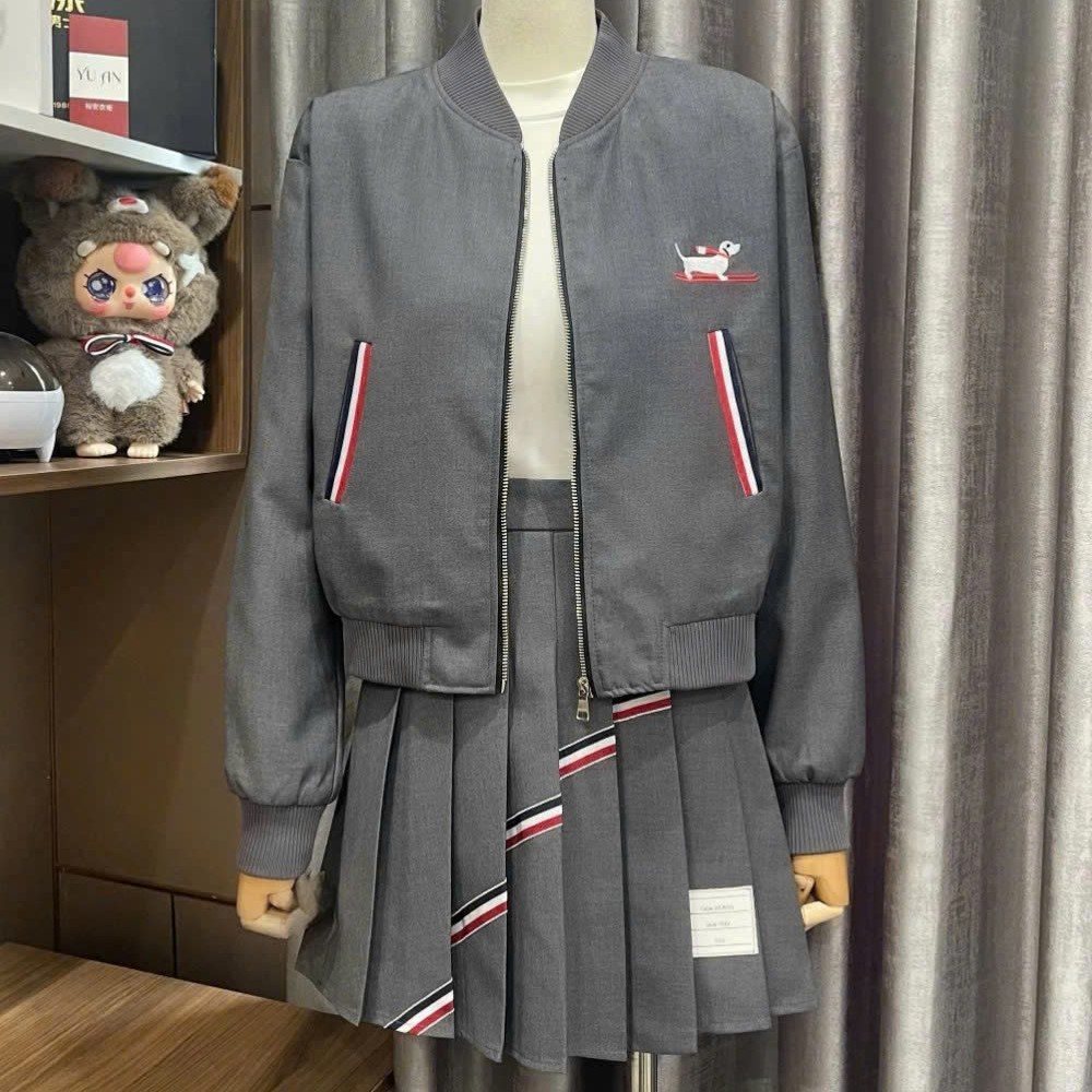 Combo áo khoác váy ngắn xếp ly họa tiết chó Thom Browne 3