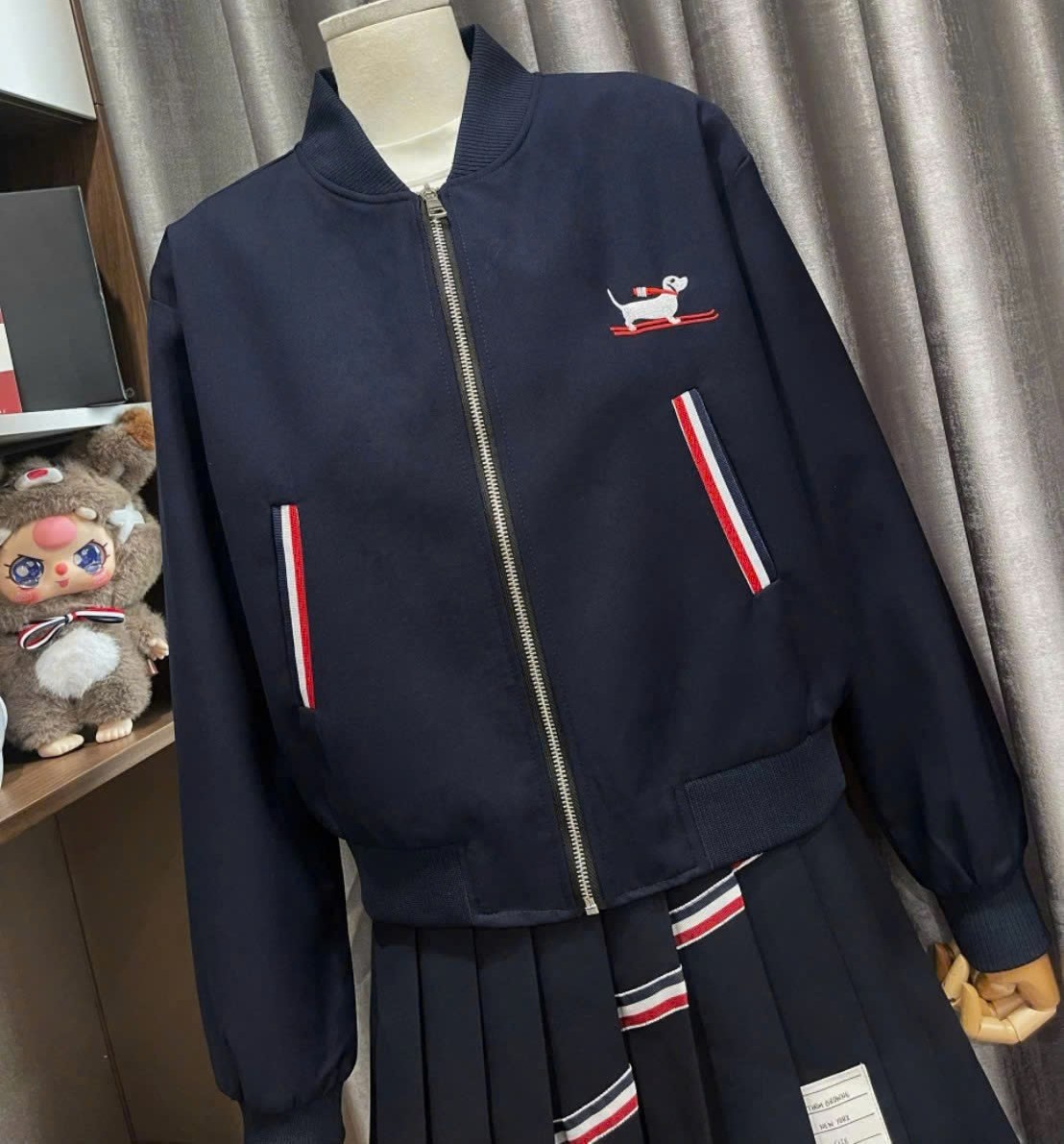 Combo áo khoác váy ngắn xếp ly họa tiết chó Thom Browne 5
