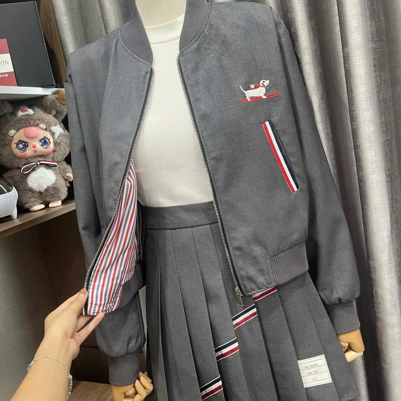 Combo áo khoác váy ngắn xếp ly họa tiết chó Thom Browne 10