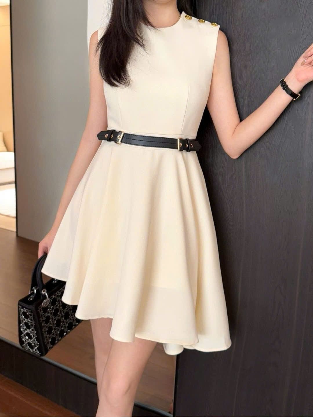 Áo đầm nữ LV khuy dập nổi logo 9