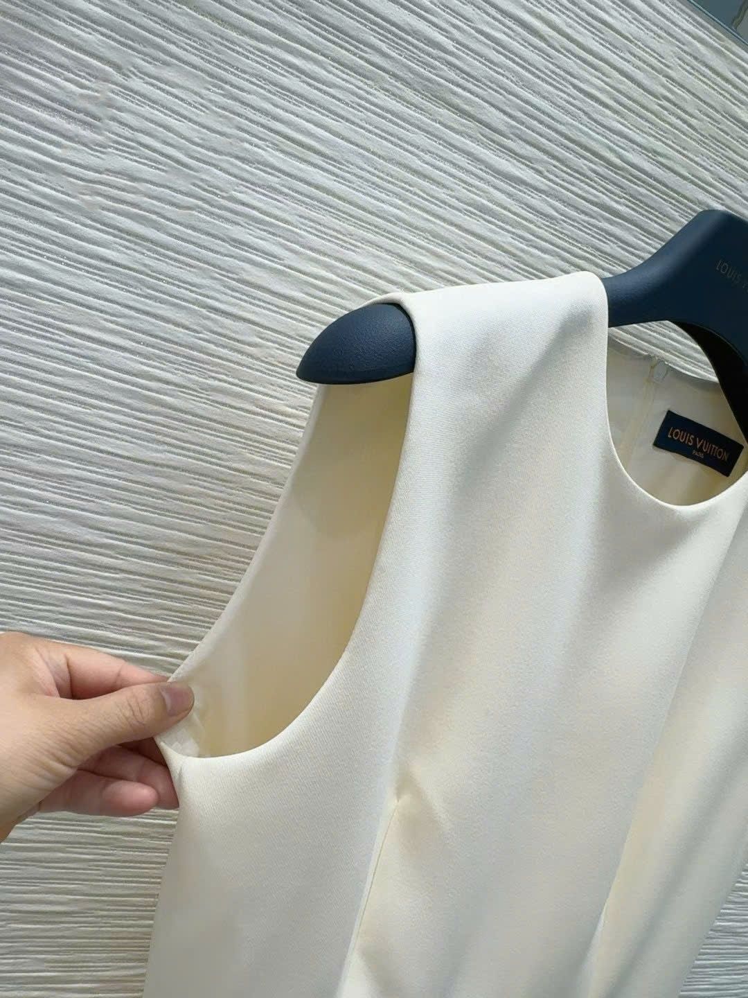 Áo đầm nữ LV khuy dập nổi logo 15