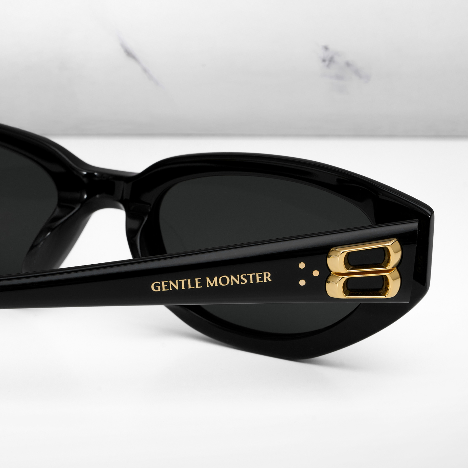 Kính mát Gentle Monster Duns 01 Modern Cat-Eye Sunglasses In Black Acetate 1