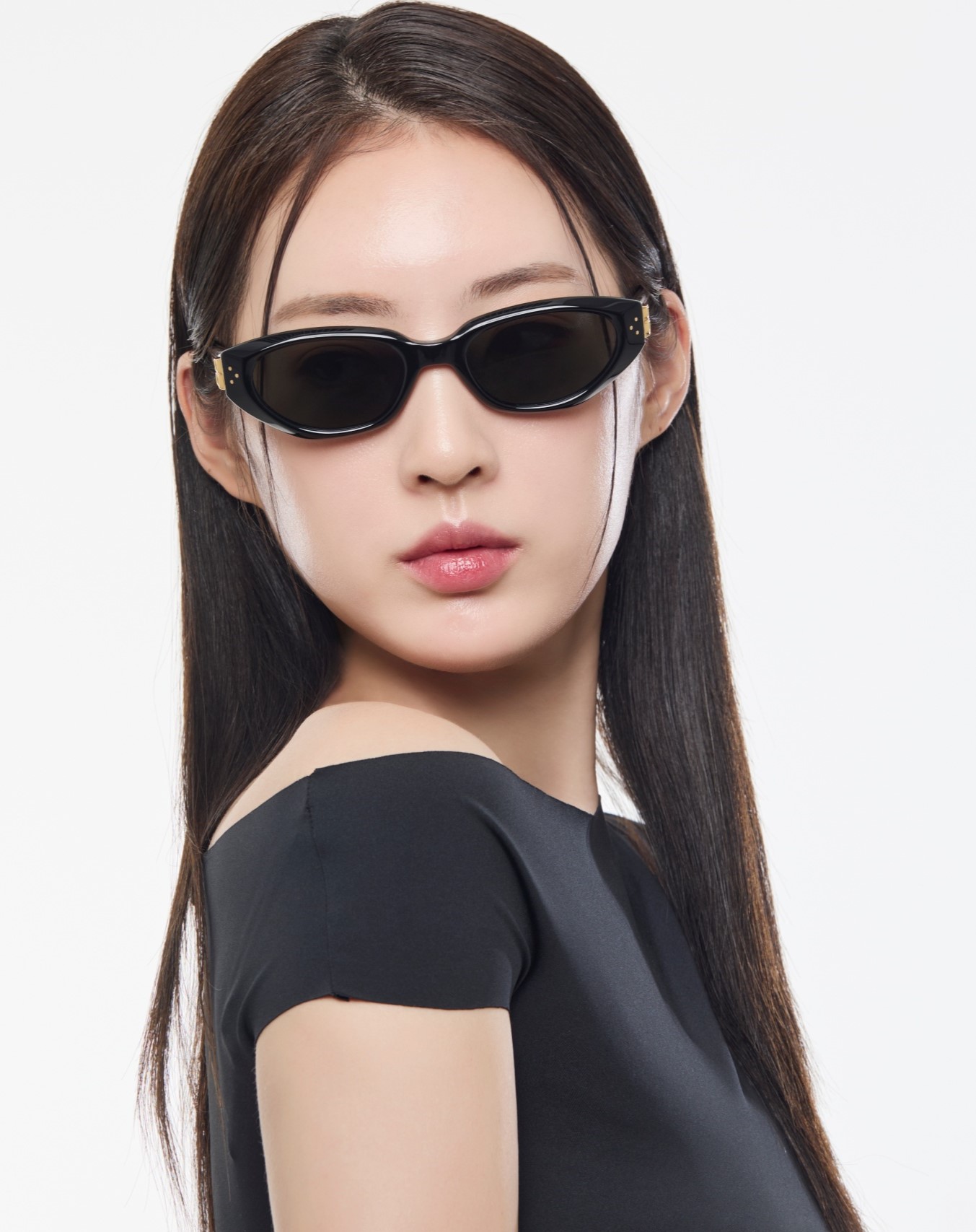 Kính mát Gentle Monster Duns 01 Modern Cat-Eye Sunglasses In Black Acetate 5