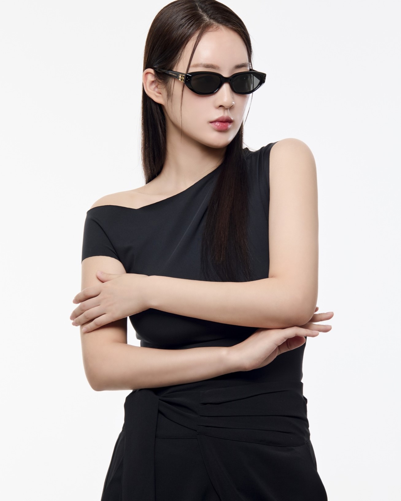 Kính mát Gentle Monster Duns 01 Modern Cat-Eye Sunglasses In Black Acetate 4