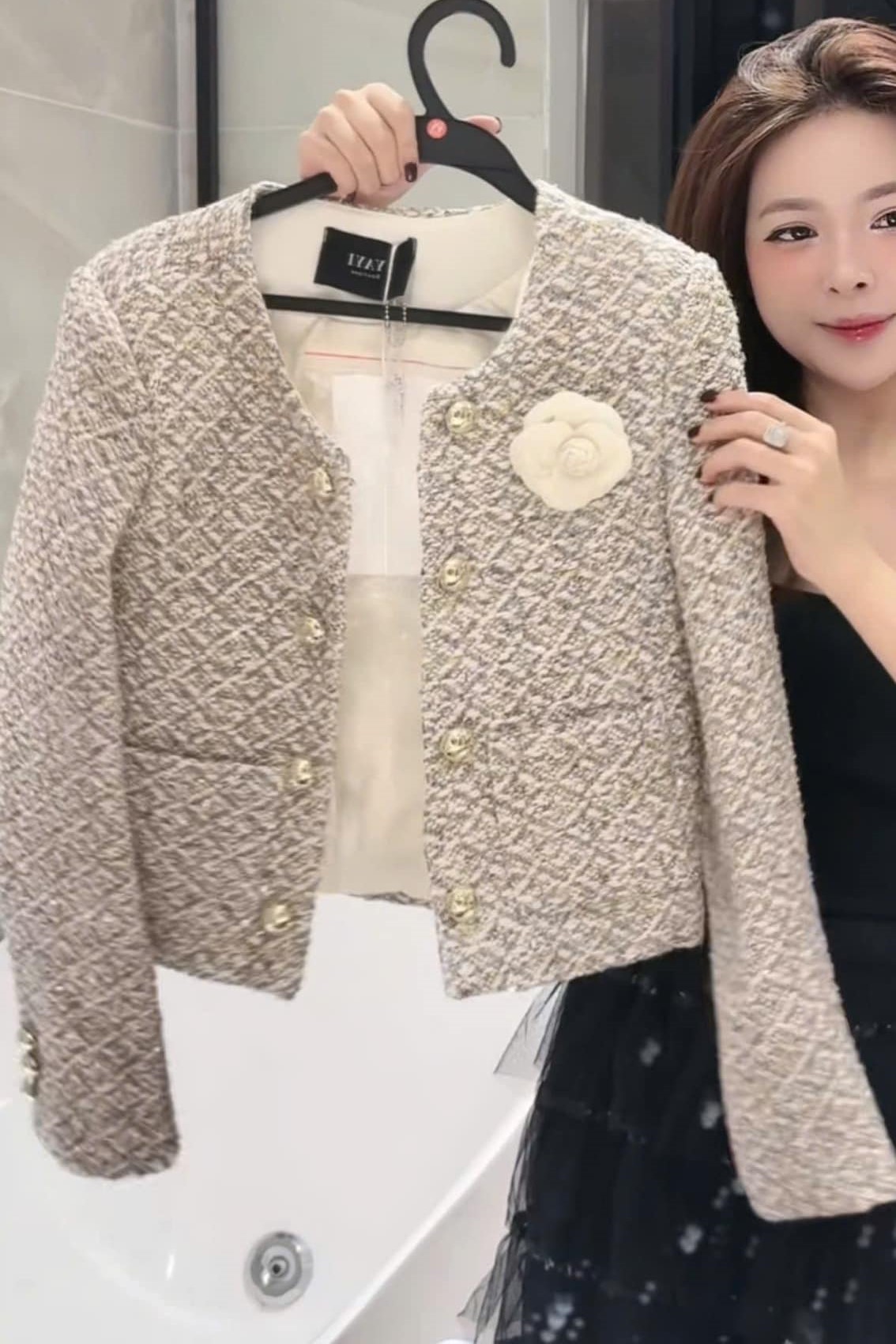 Áo khoác nữ dạ tweed trần lông vũ Chanel 1