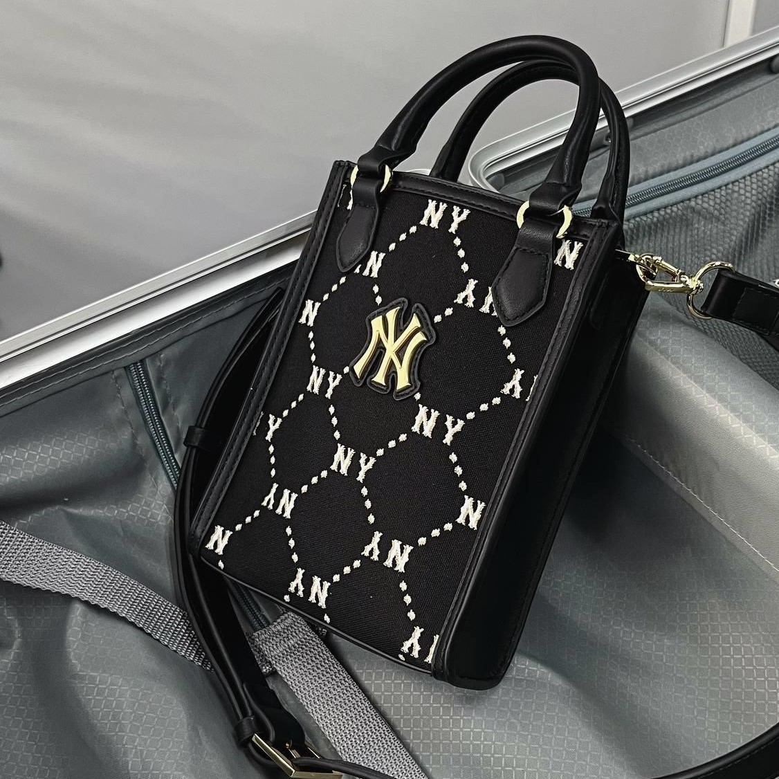 Túi xách MLB Korea Diamond Monogram Mini Tote Bag New York Yankees Black 7ACRMD34N-50BKS 5