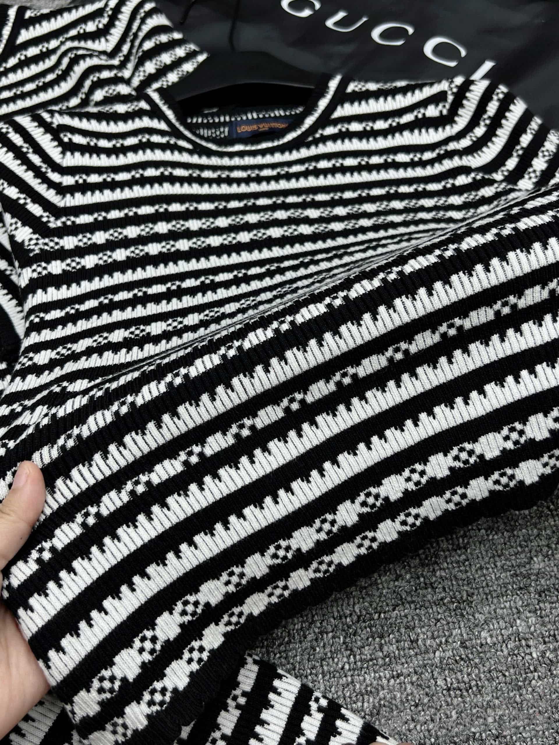 Combo áo váy thun sọc ngang đen trắng LV 2