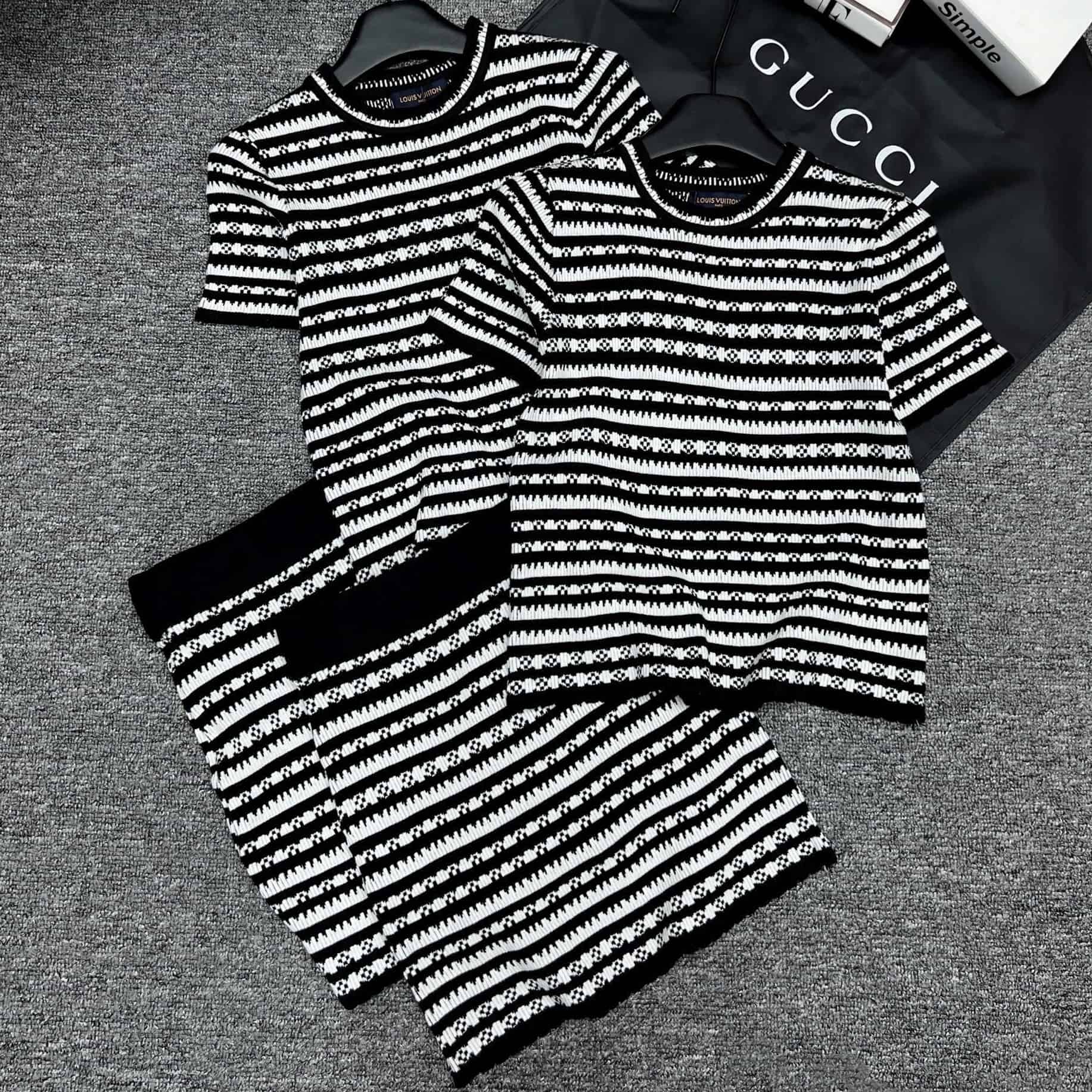 Combo áo váy thun sọc ngang đen trắng LV 5