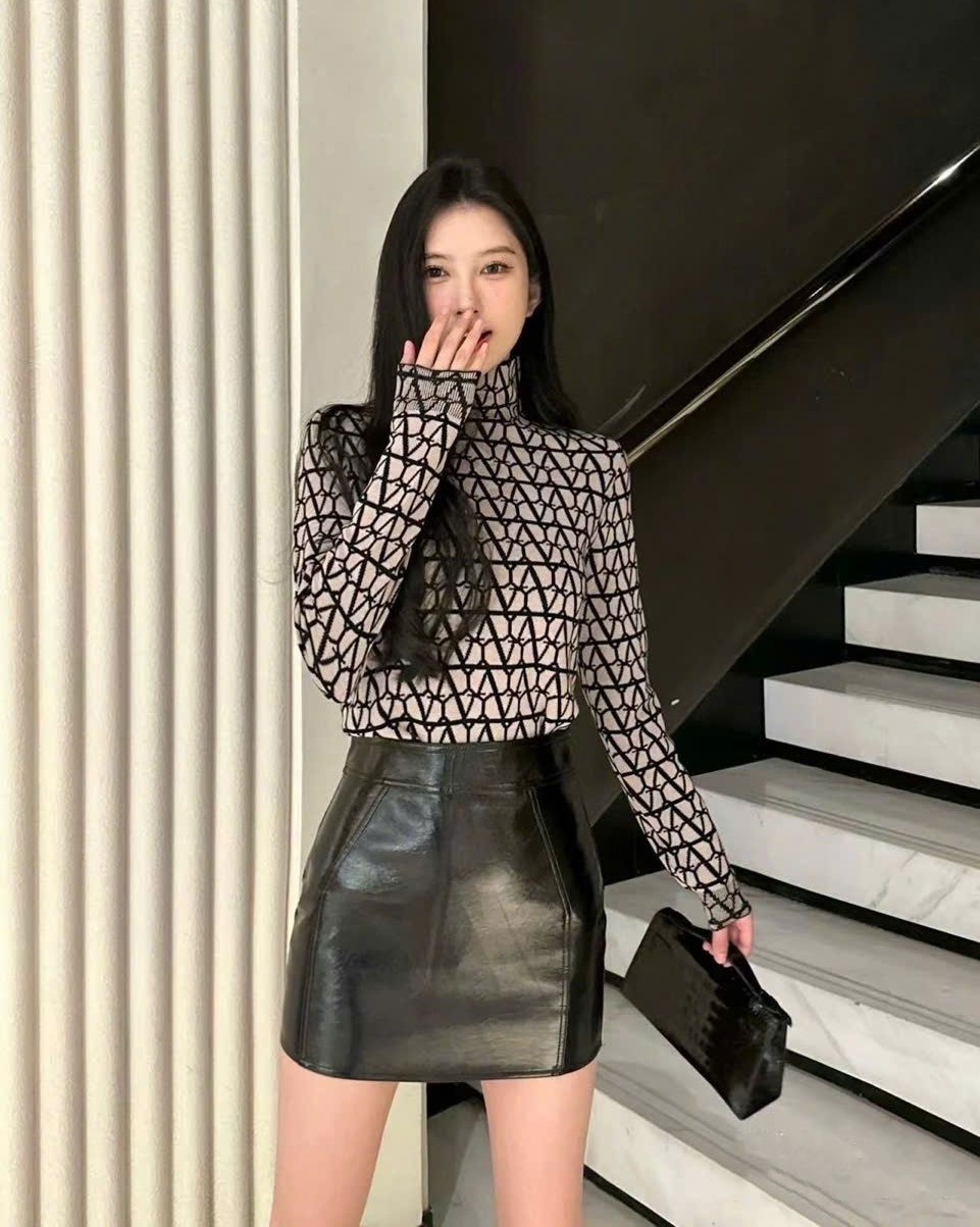 Áo nữ Valentino cổ lọ tay dài 1