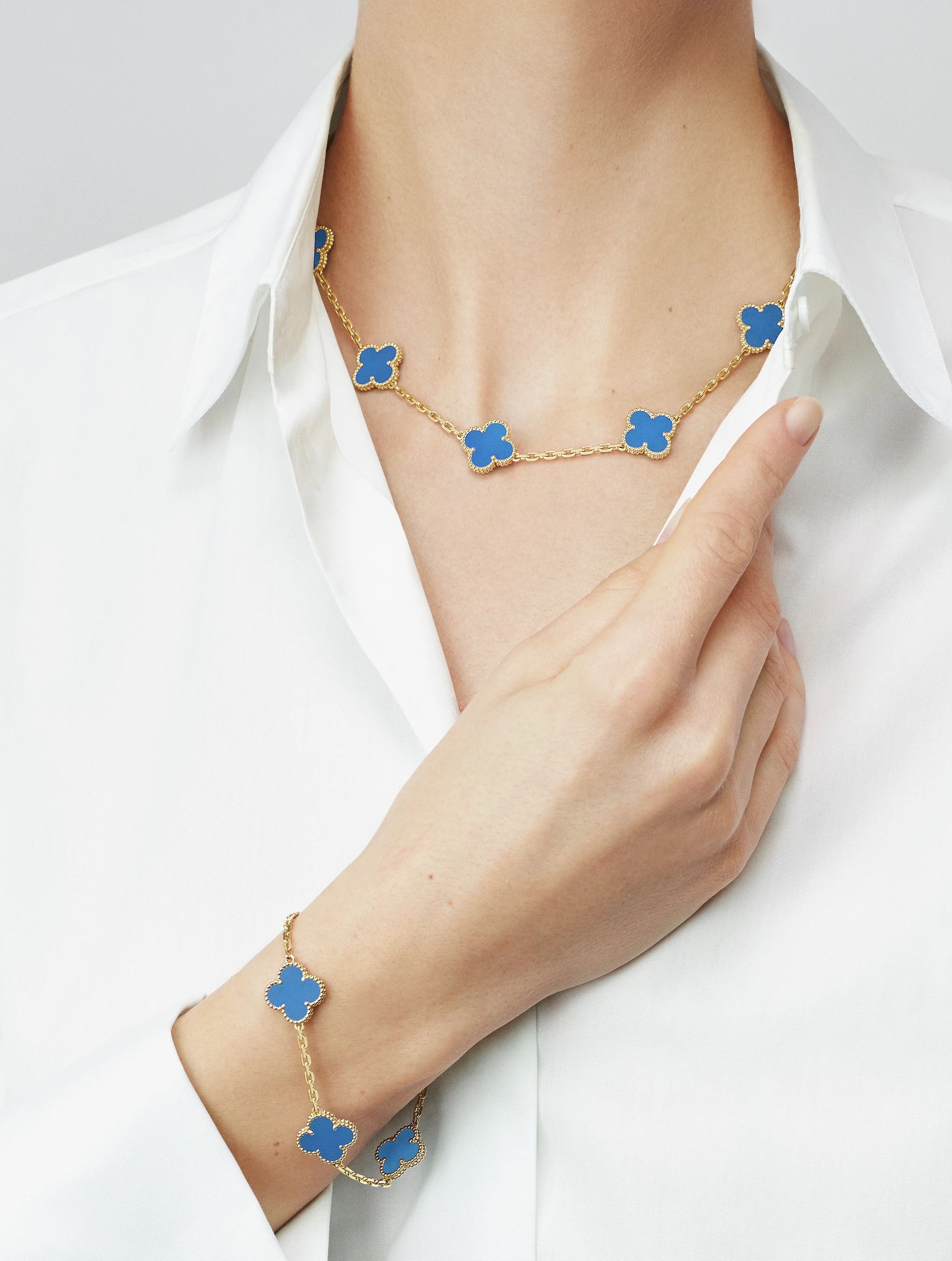 Lắc đeo tay cỏ 4 lá Van Cleef Arpels Vintage Alhambra 5 Motifs Bracelet Yellow Gold Blue Agate VCARP34900 4