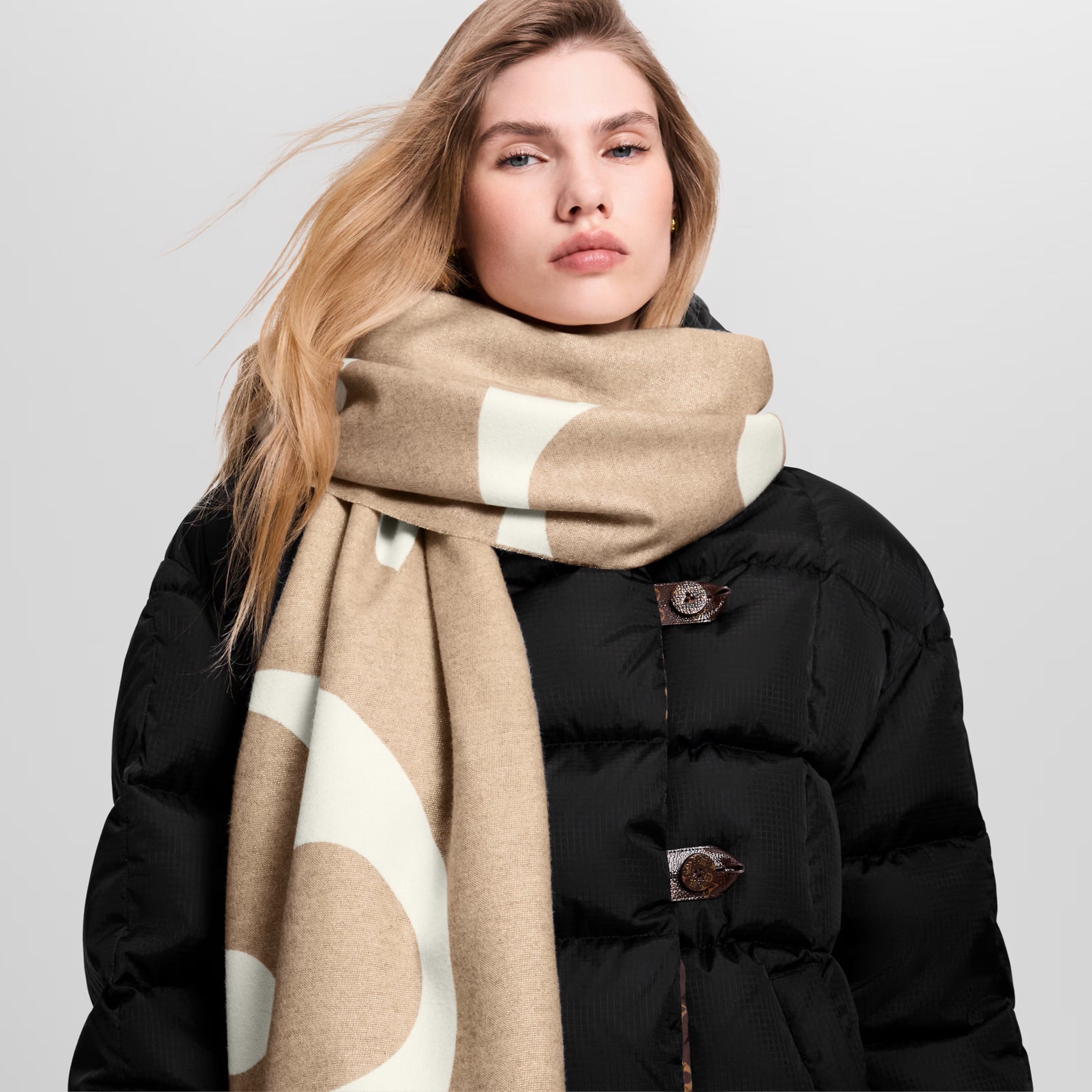Khăn choàng nữ Louis Vuitton The Ultimate Shine Scarf Beige 3