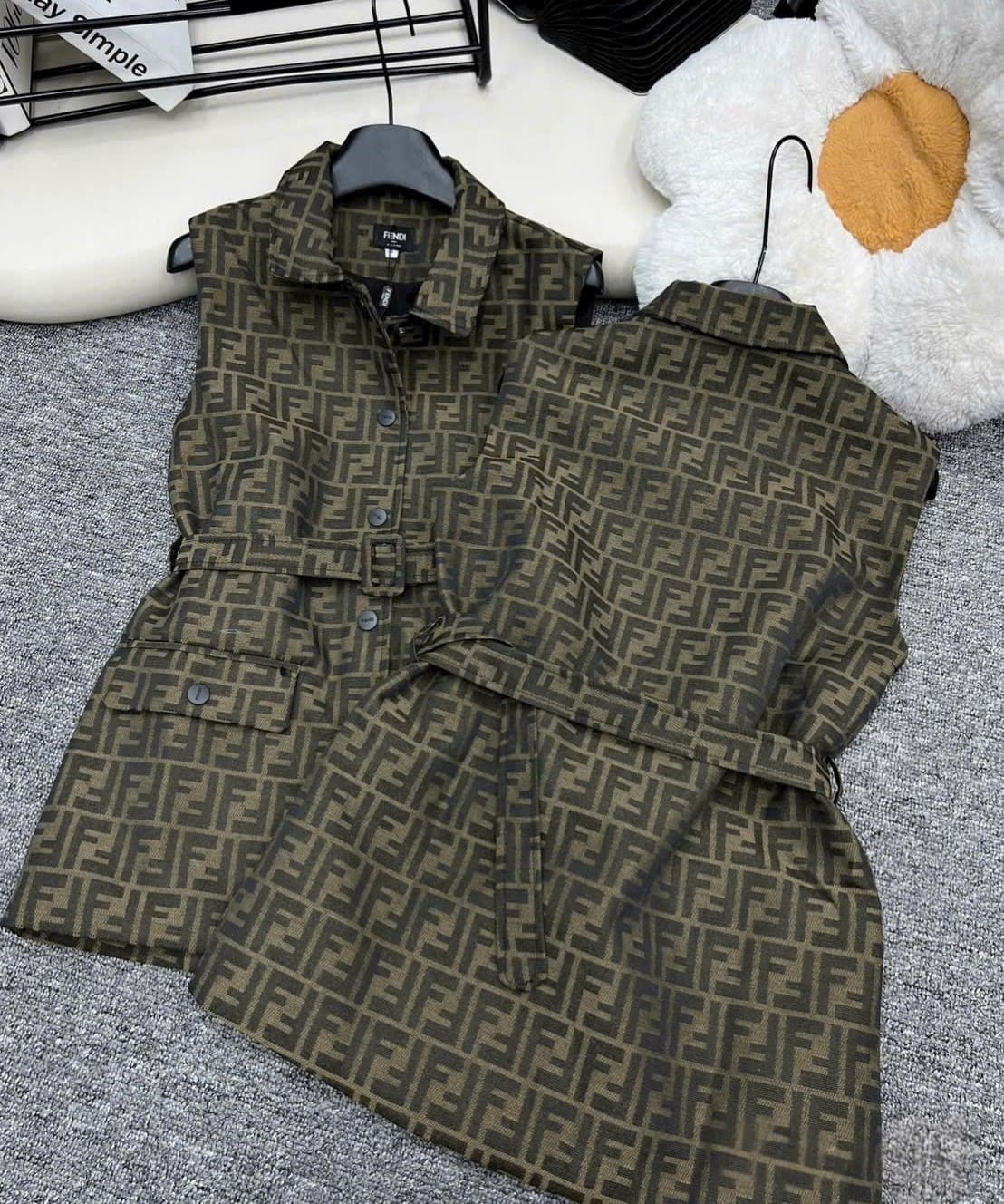 Áo gile nữ thời trang Fendi kèm thắt lưng 3